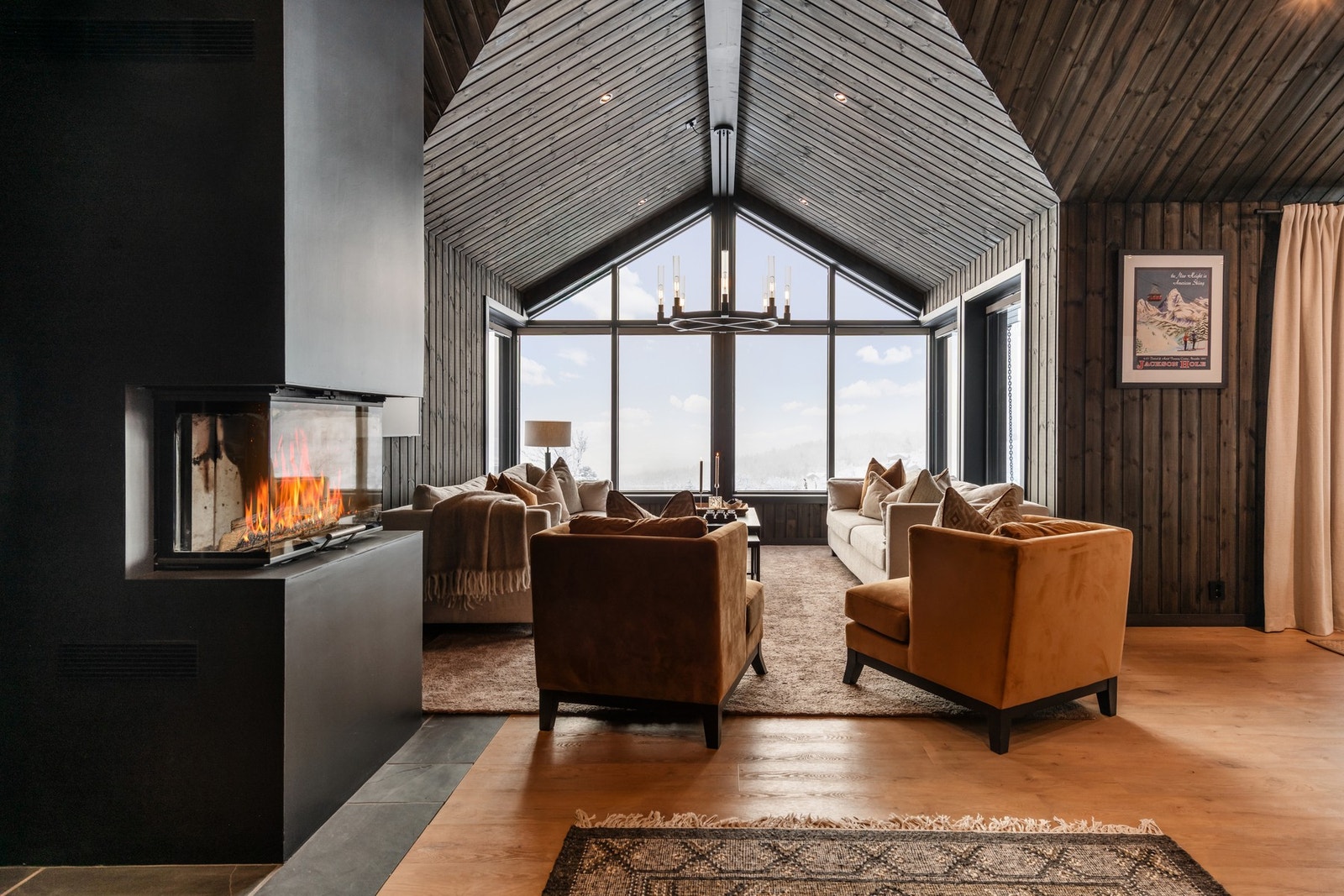 En innbydende hyttestue med varme vegger og peis som skaper stemning og ro Galleribilde