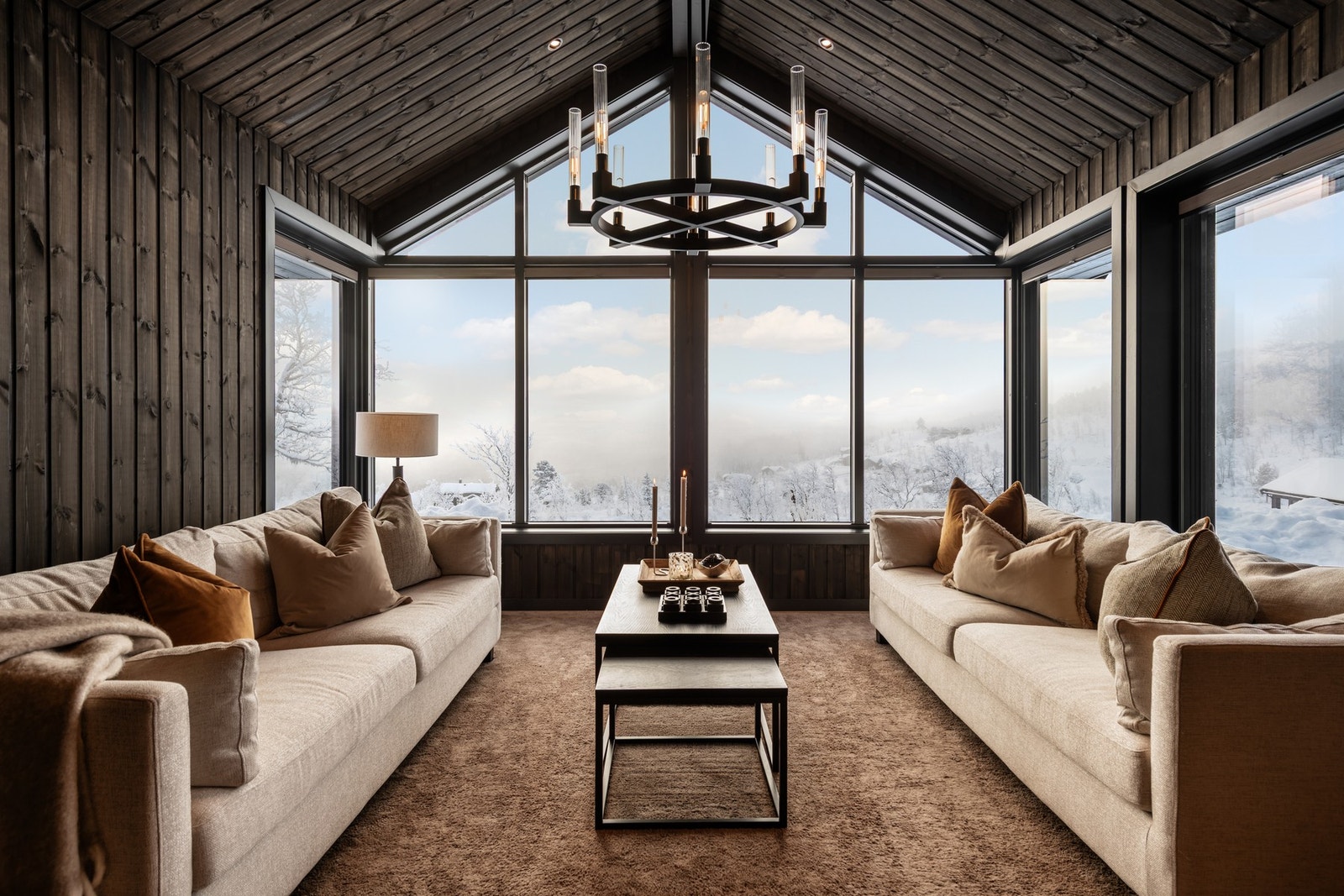 Flott åpen løsning med god takhøyde og store vindusflater med utsikt Galleribilde