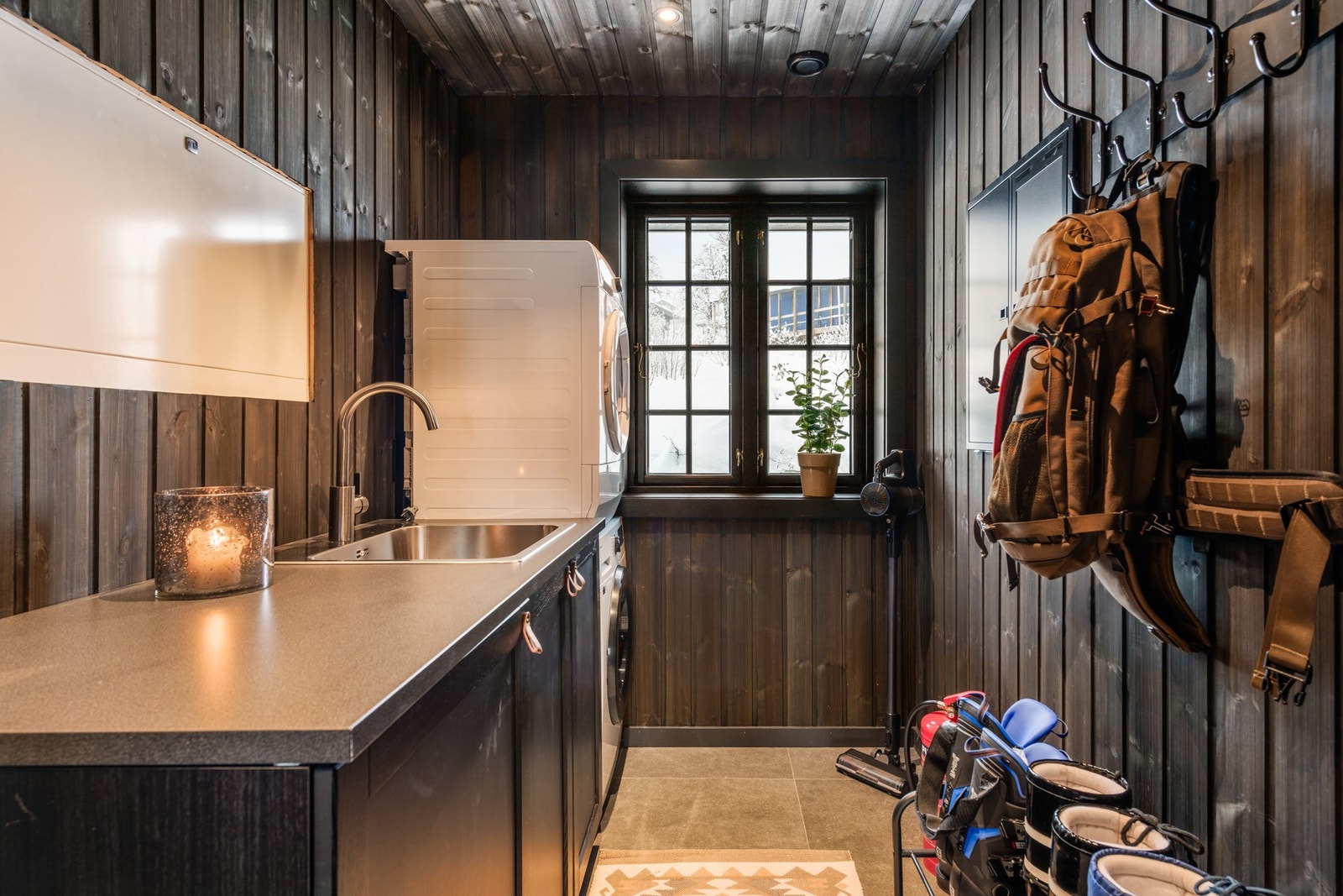 Vaskerom har fliser på gulv og innredning med god plass til oppbevaring Galleribilde