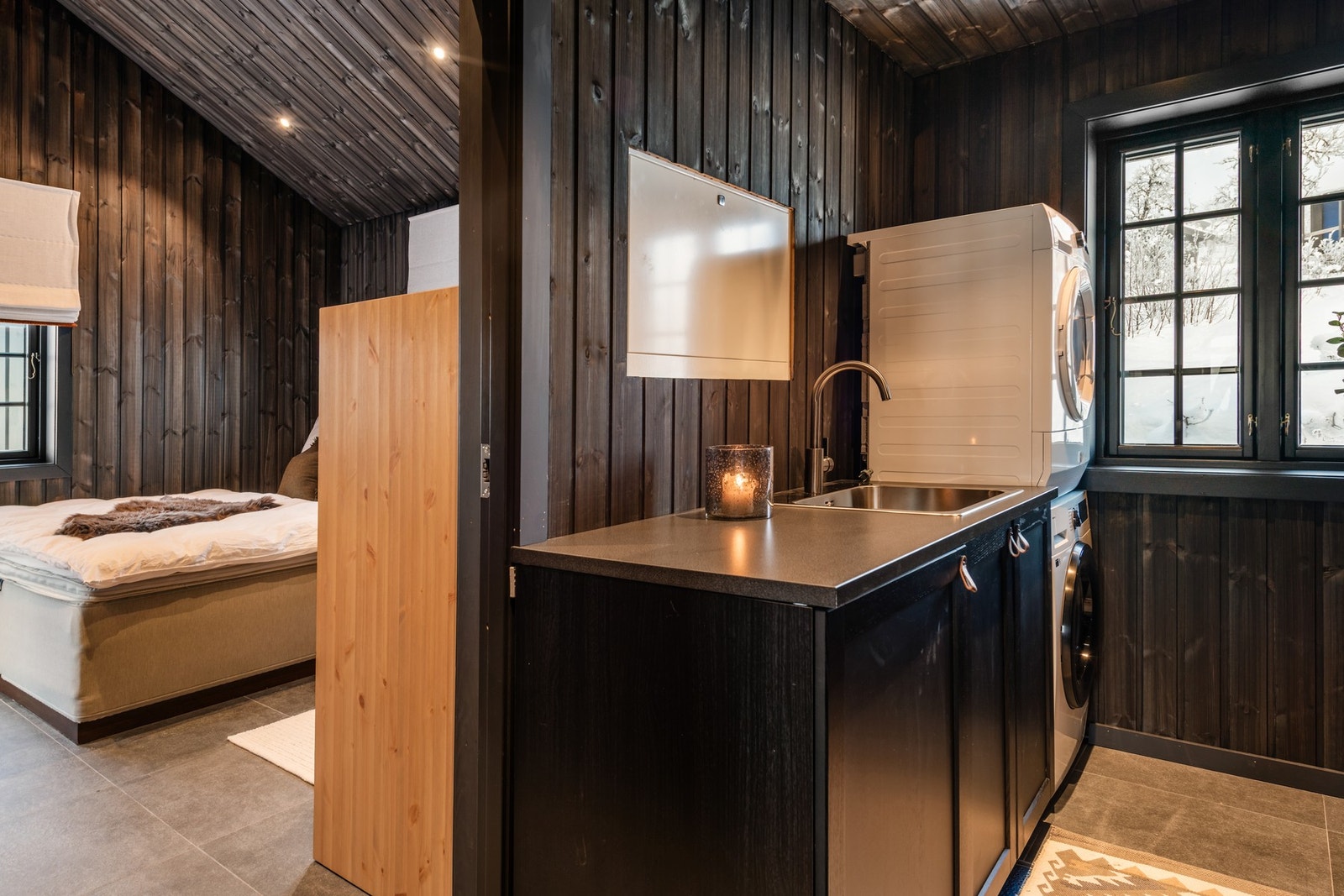 I tilknytning til vaskerommet ligger en bod med egen inngang (i dag innredet som soverom) Galleribilde