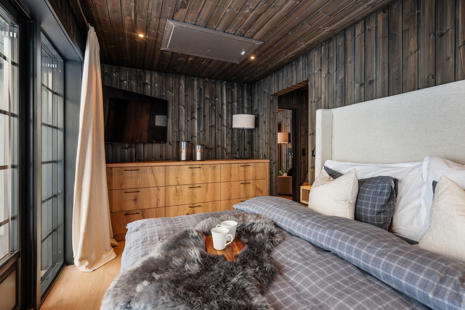 Et lunt hyttesoverom hvor mykt sengetøy gjør starten og slutten på dagen perfekt Galleribilde