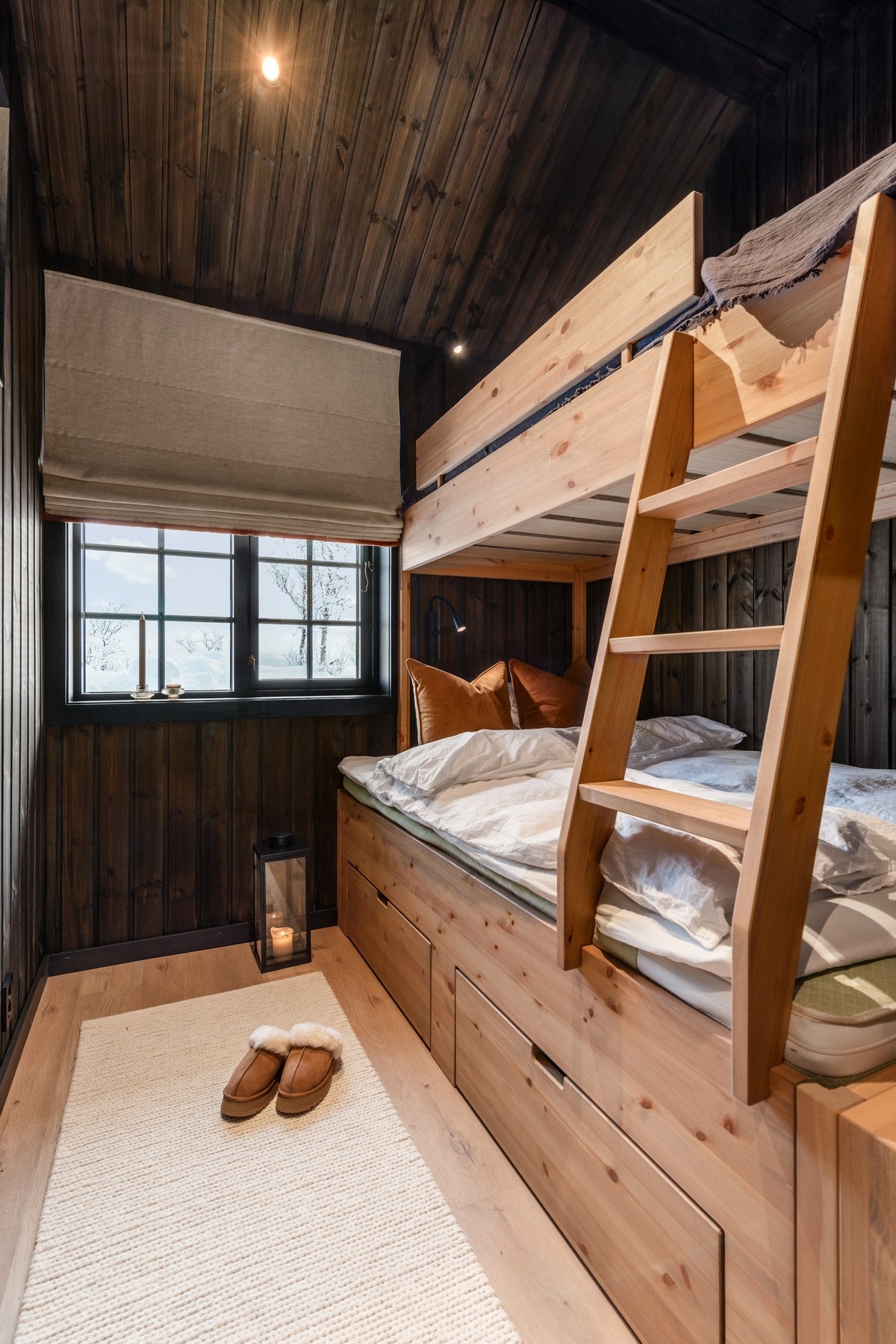 Hytten har to soverom med køyeseng Galleribilde