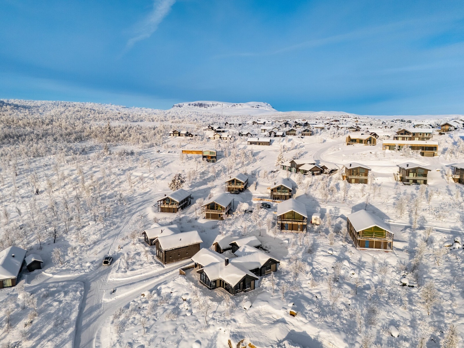 Hytten har nydelig beliggenhet på Kikut Sør. Her med majestetiske Hallingskarvet i bakgrunnen Galleribilde