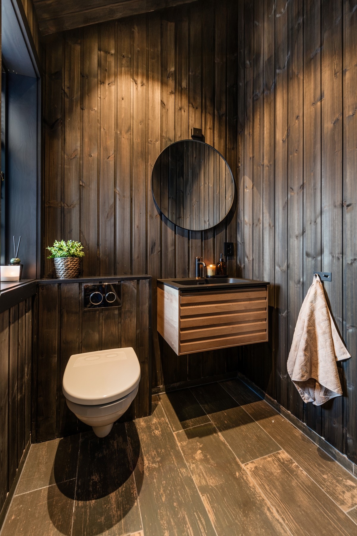 Lekkert bad med fliser og panel som gir en god lun følelse Galleribilde