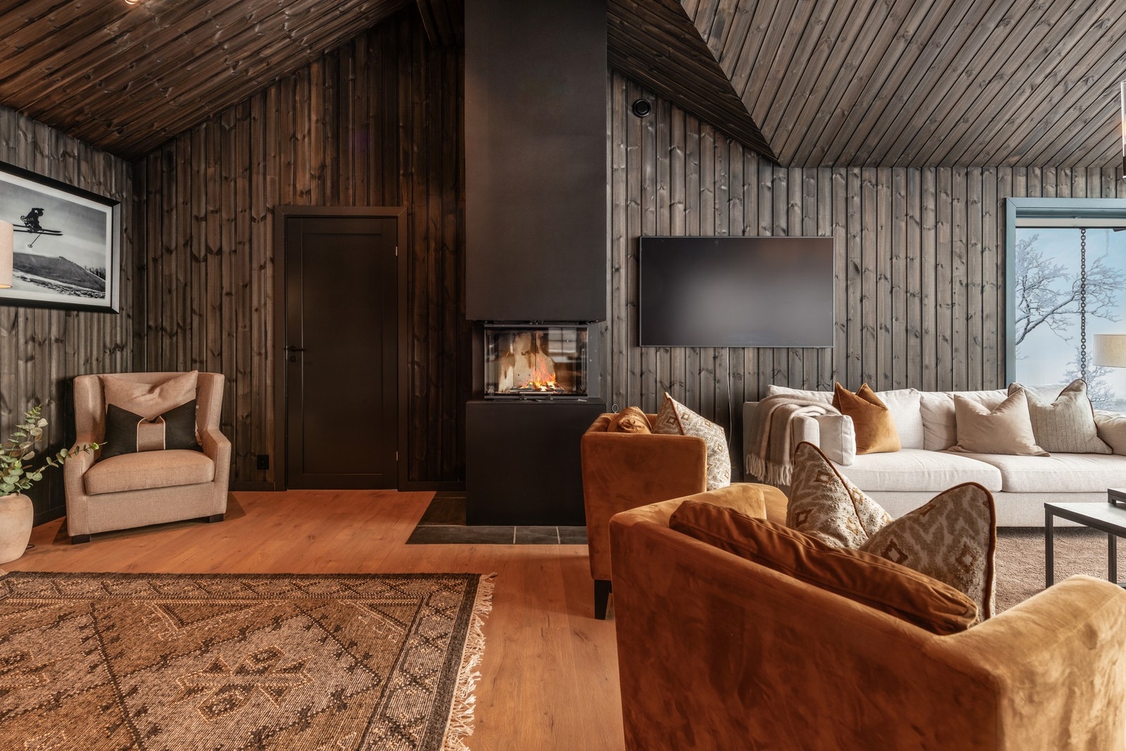 Når fjellet har gitt deg ro og kroppen hviler, finner du peisens varme og en god bok i stolen Galleribilde