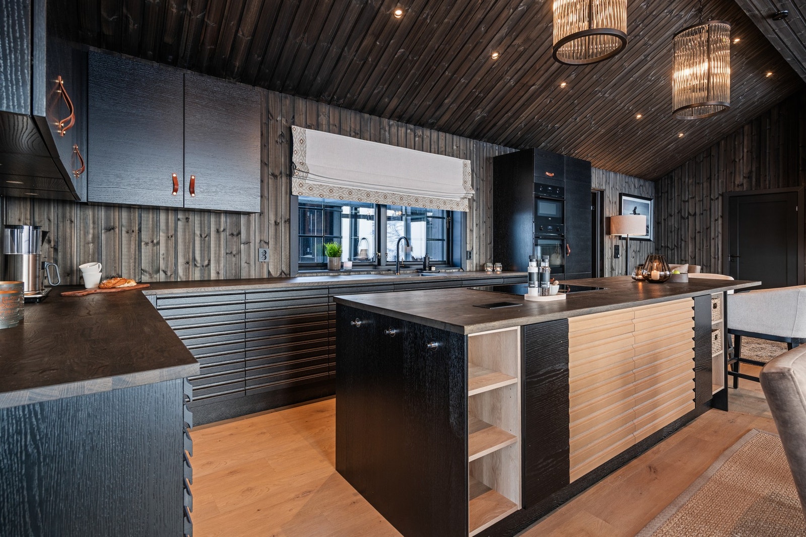 Moderne kjøkken i gjennomført design Galleribilde