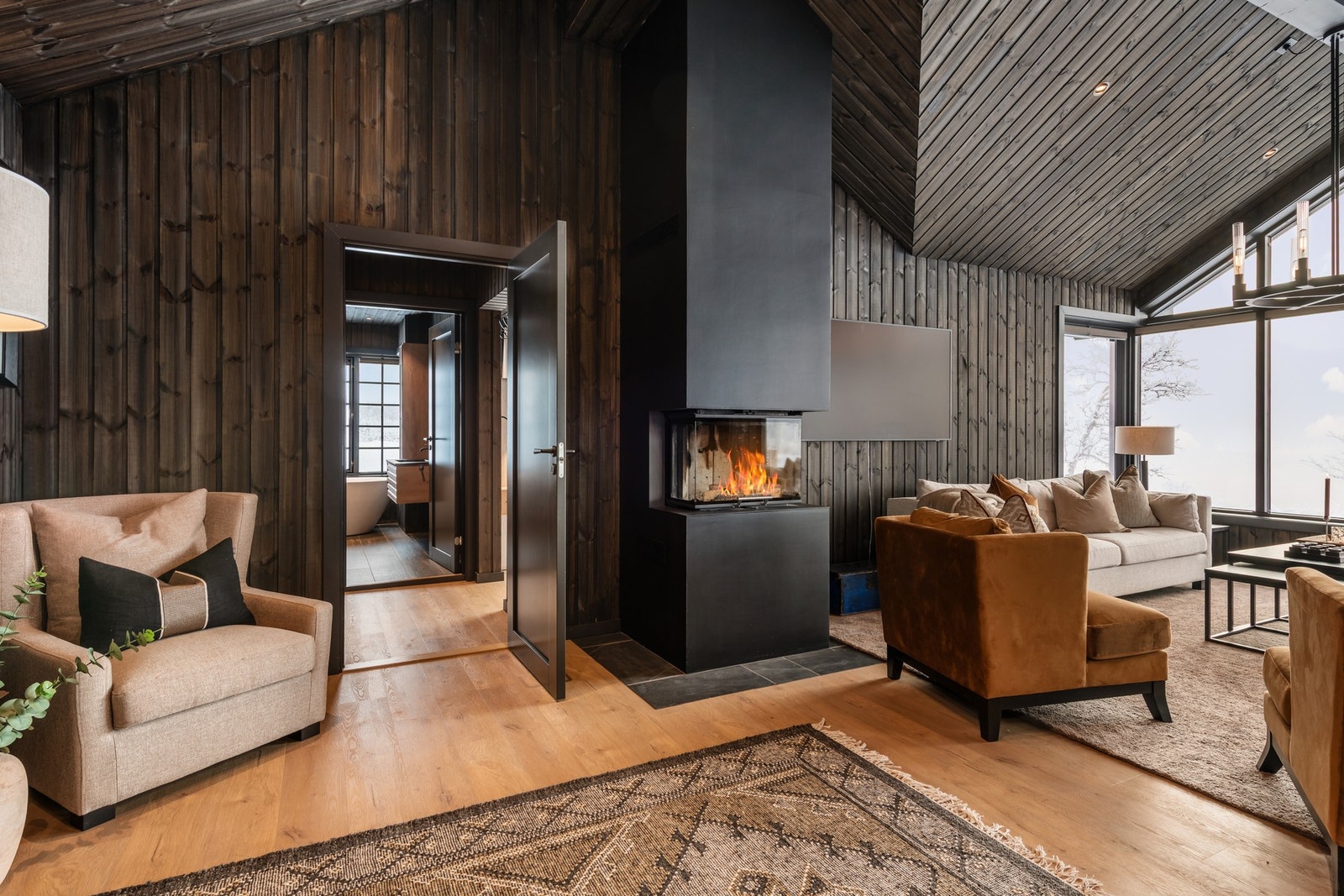 Etter en dag i fjellet - ned i godstolen med bok og peisvarme Galleribilde