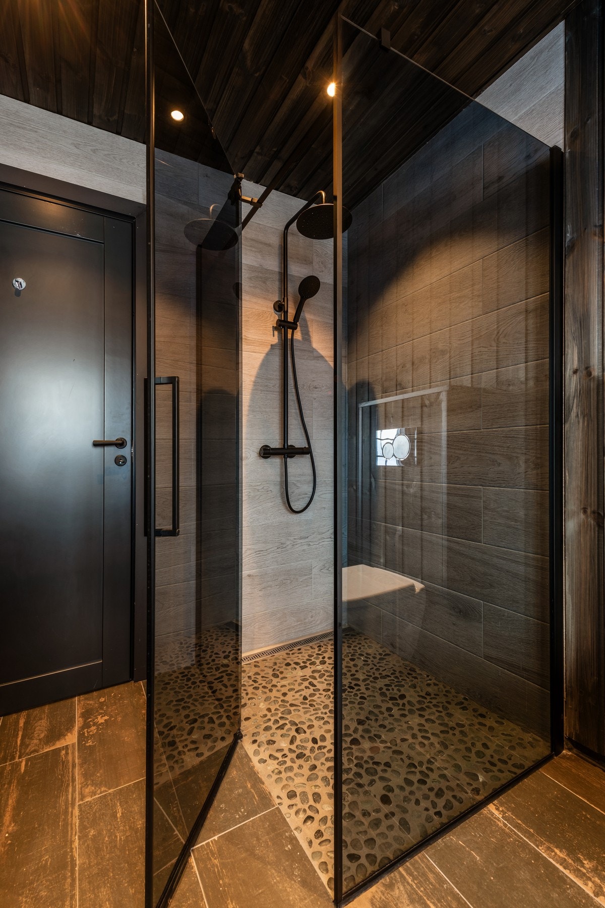 Romslig dusj med elvestein på gulvet Galleribilde