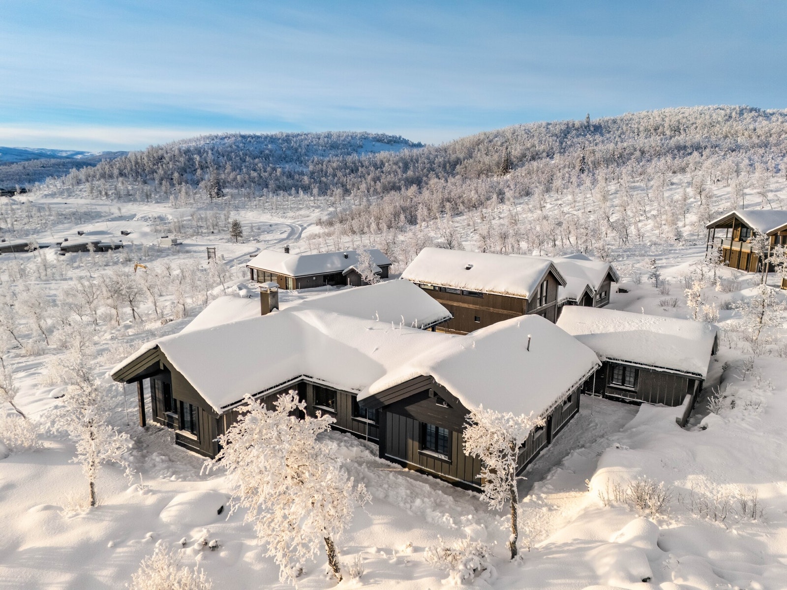 Her spenner du på deg lanngrensskiene rett utenfor hyttedøren - milevis med preparerte løyper ligger og venter på deg Galleribilde