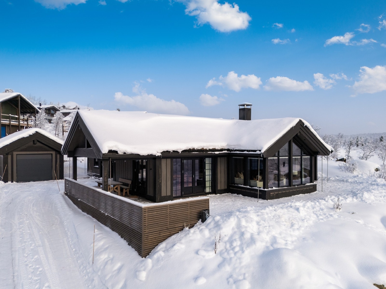 Eiendomsmegler Jannike Seljevoll Herleiksplass har gleden av å presentere denne flotte kvalitetshytten (Foto: Terje Bjørnsen) Galleribilde