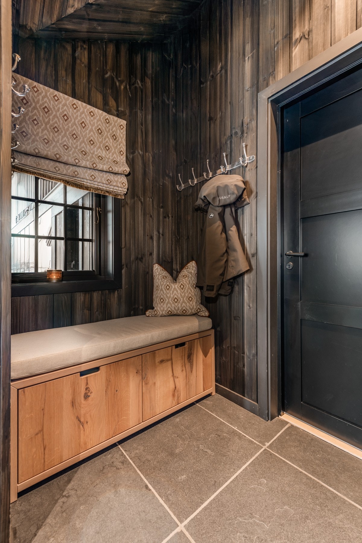 Romslig entré med god oppbevaringsplass Galleribilde