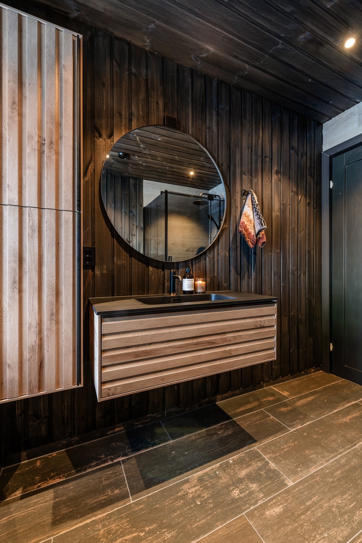 Kombinasjonen mellom panel og flis skaper en lun og varm følelse Galleribilde