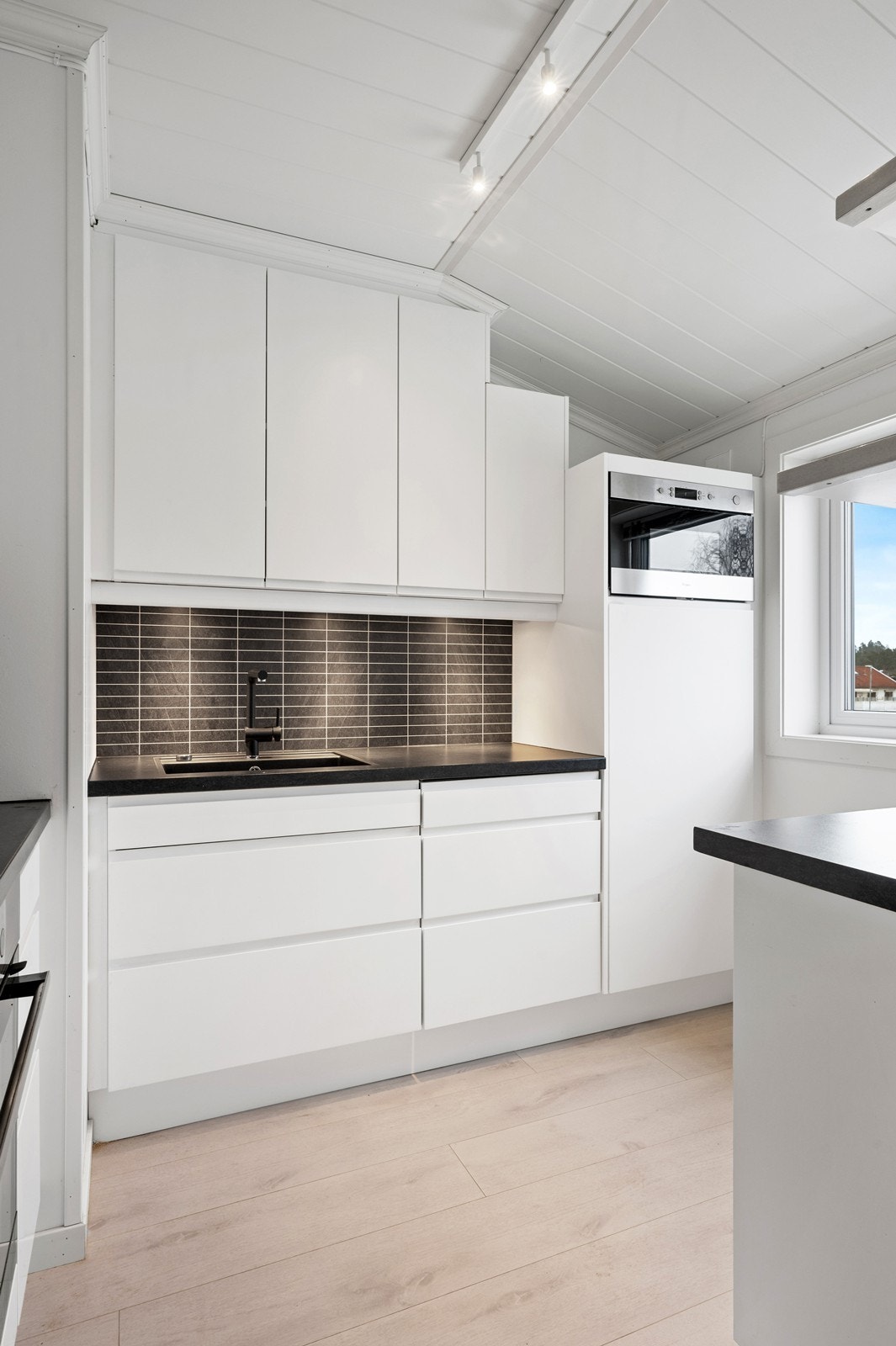 Effektiv kjøkkenventilator med avtrekk ut sikrer godt inneklima under matlaging. Galleribilde