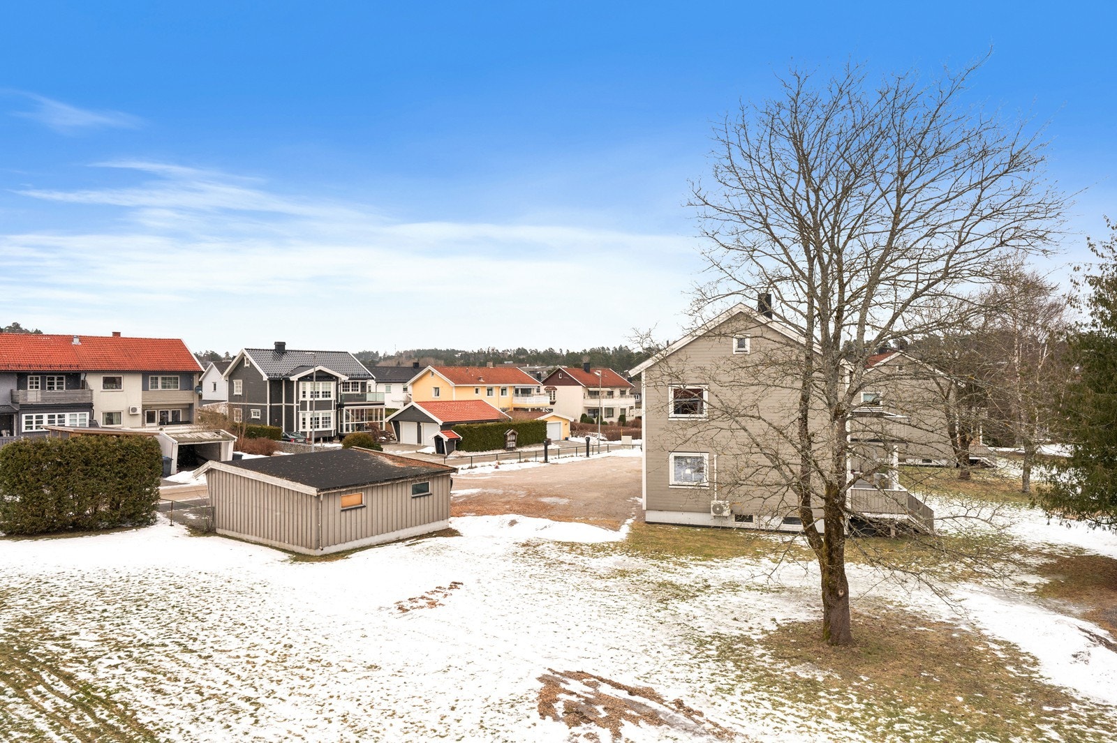 Nærområdet byr på gode turmuligheter, og Kurland barneskole ligger kun 400 - 500 meter unna. Galleribilde