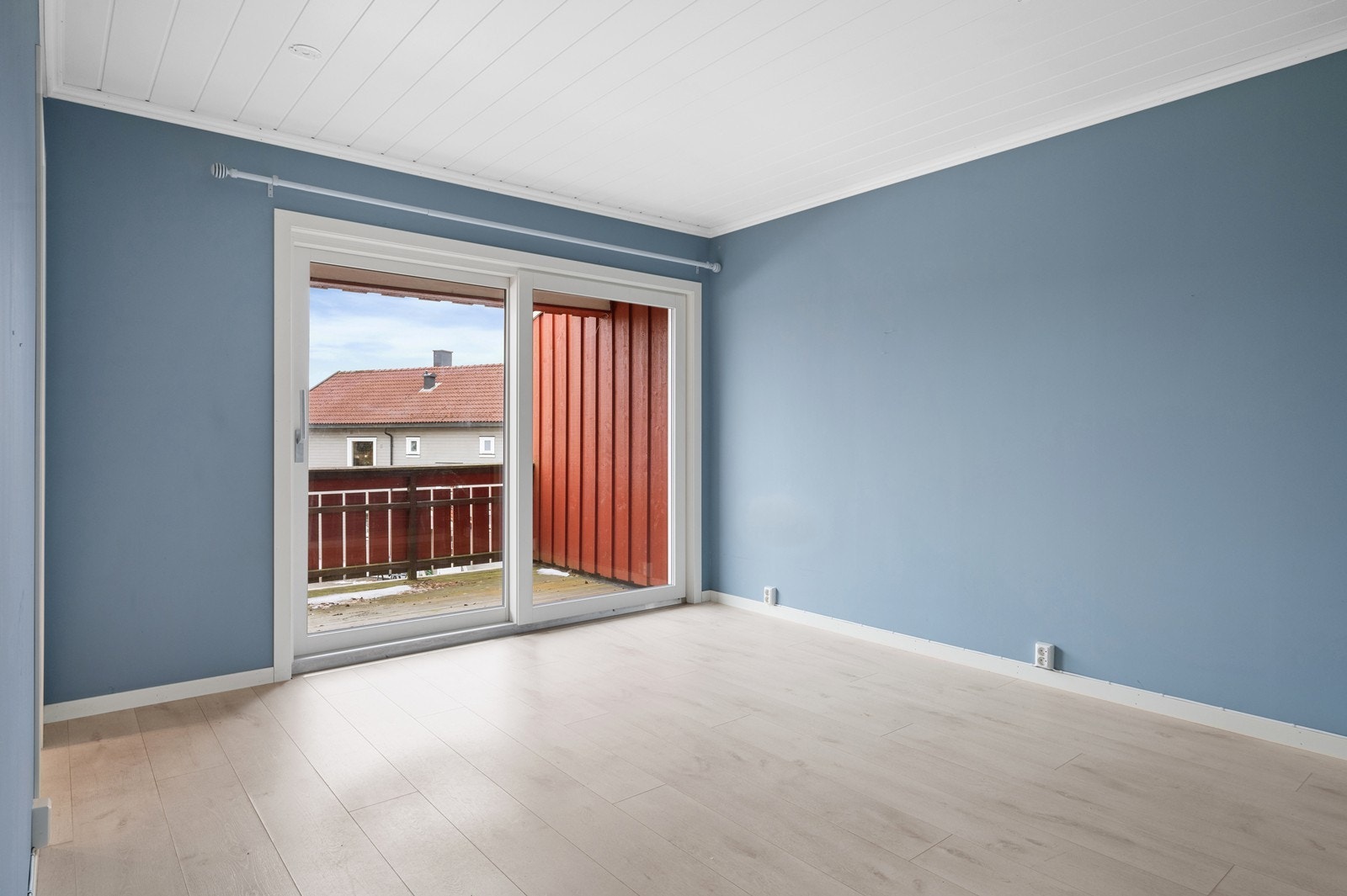 Fra stuen er det direkte utgang til en balkong på 6 m². De store glassflatene slipper inn godt med naturlig dagslys. Galleribilde