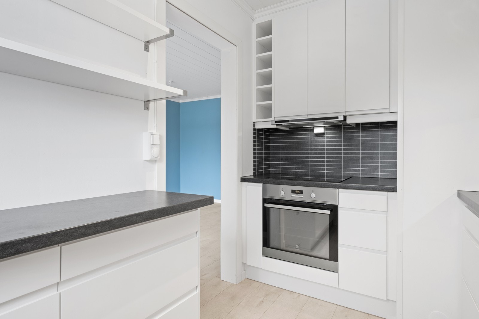 Kjøkkenet har en moderne innredning med glatte fronter og laminatbenkeplate. Galleribilde