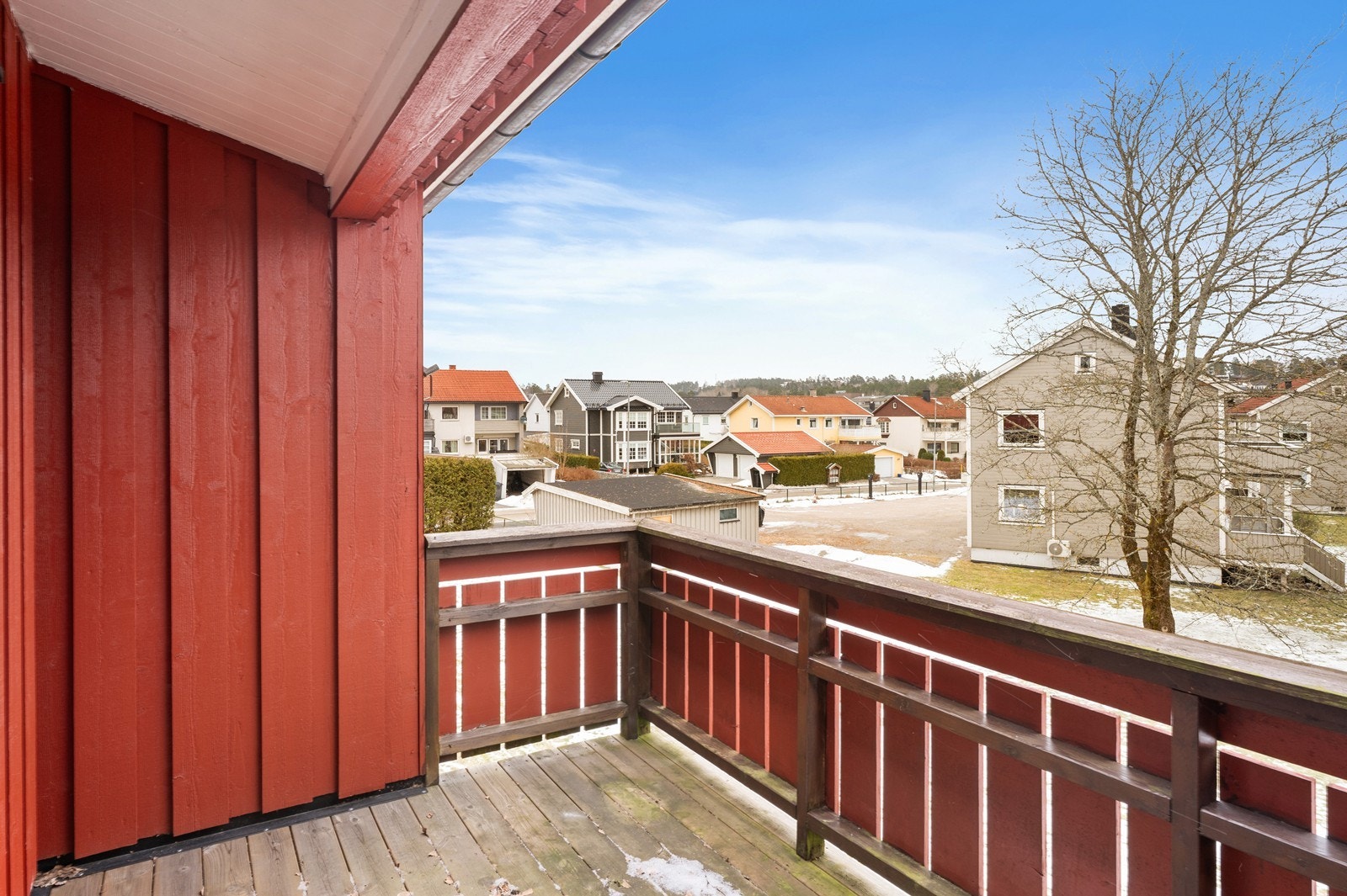 Balkongen er en trekonstruksjon fra 2005 med delvis takoverbygg. Galleribilde