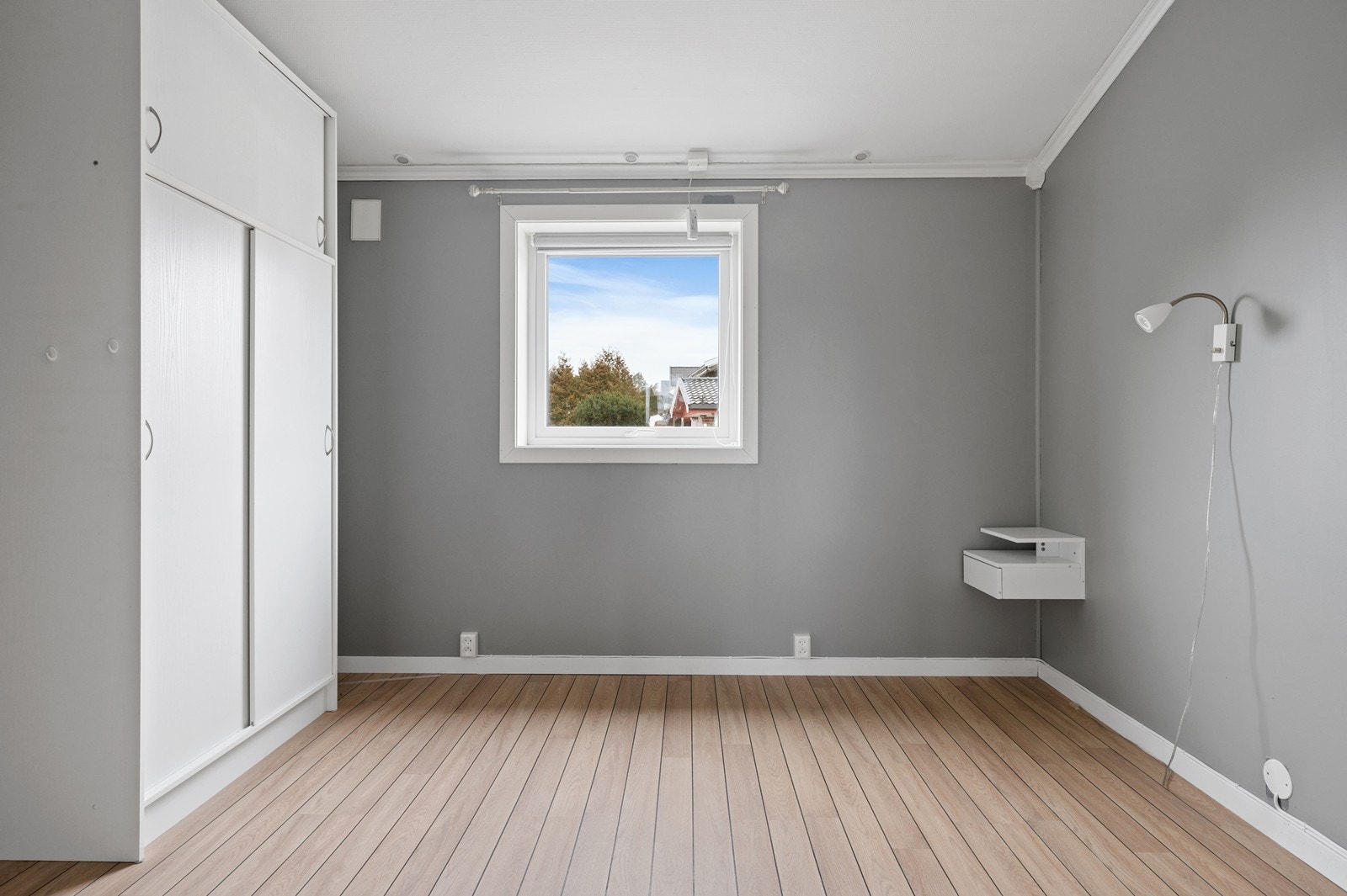 Soverommet er av god størrelse og har plass til dobbeltseng hvis ønskelig. Her er det også satt inn et garderobeskap med god lagringsplass. Galleribilde