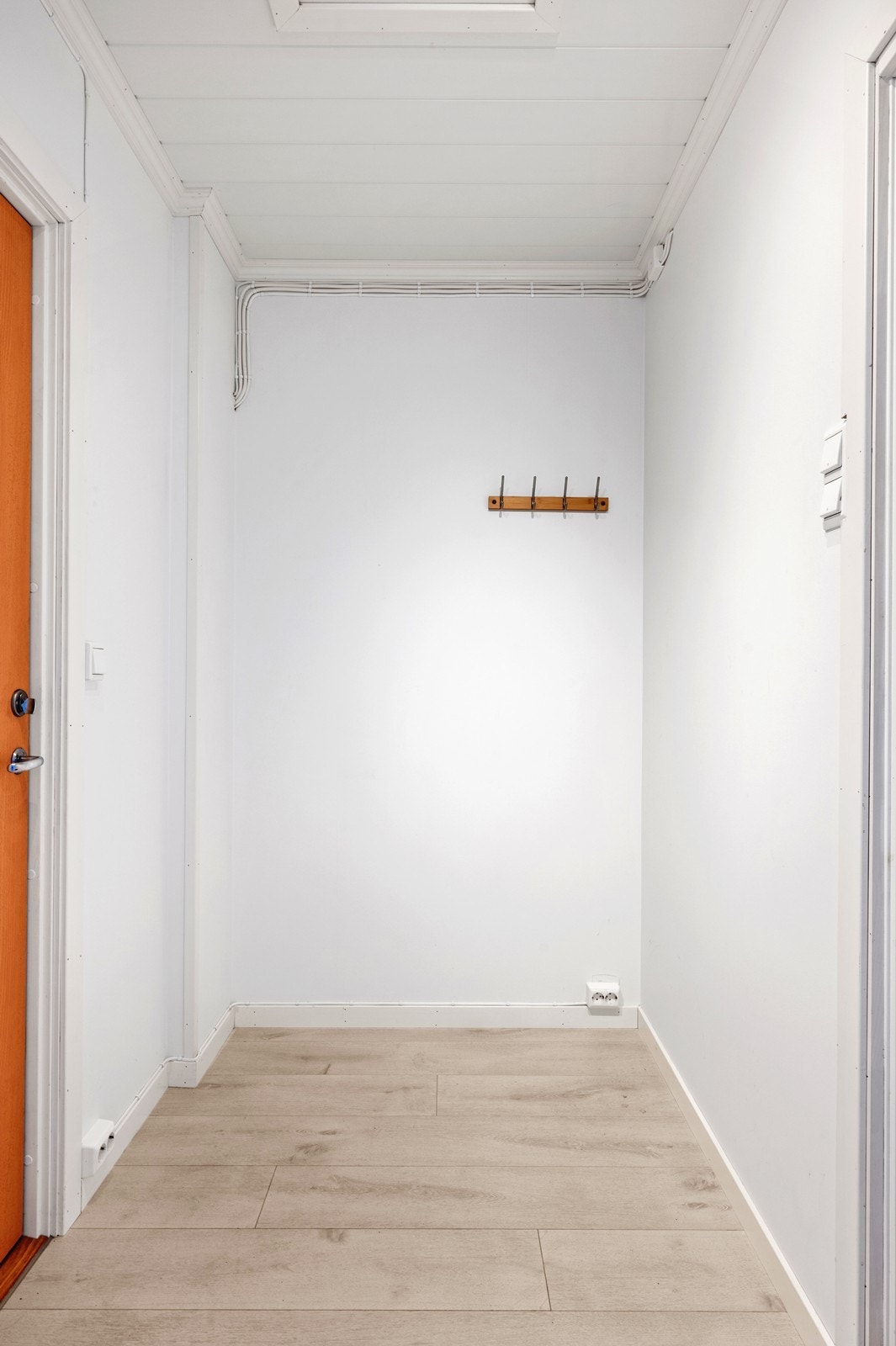 Entréen har en brann- og lydklassifisert ytterdør i lakkert utførelse. Det er plass til entré-møbler, hvis ønskelig. Galleribilde