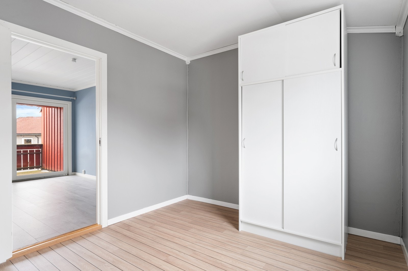 Rommet har laminatgulv og vegger med strie og malte plater. Galleribilde