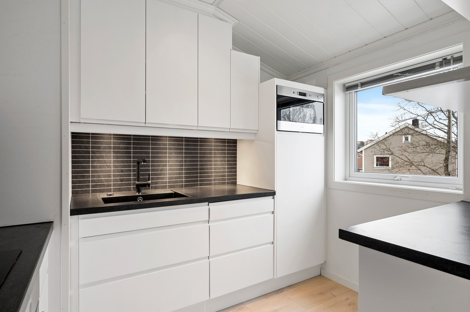 Godt med skapplass og integrert mikrobølgeovn i høyskap. Galleribilde