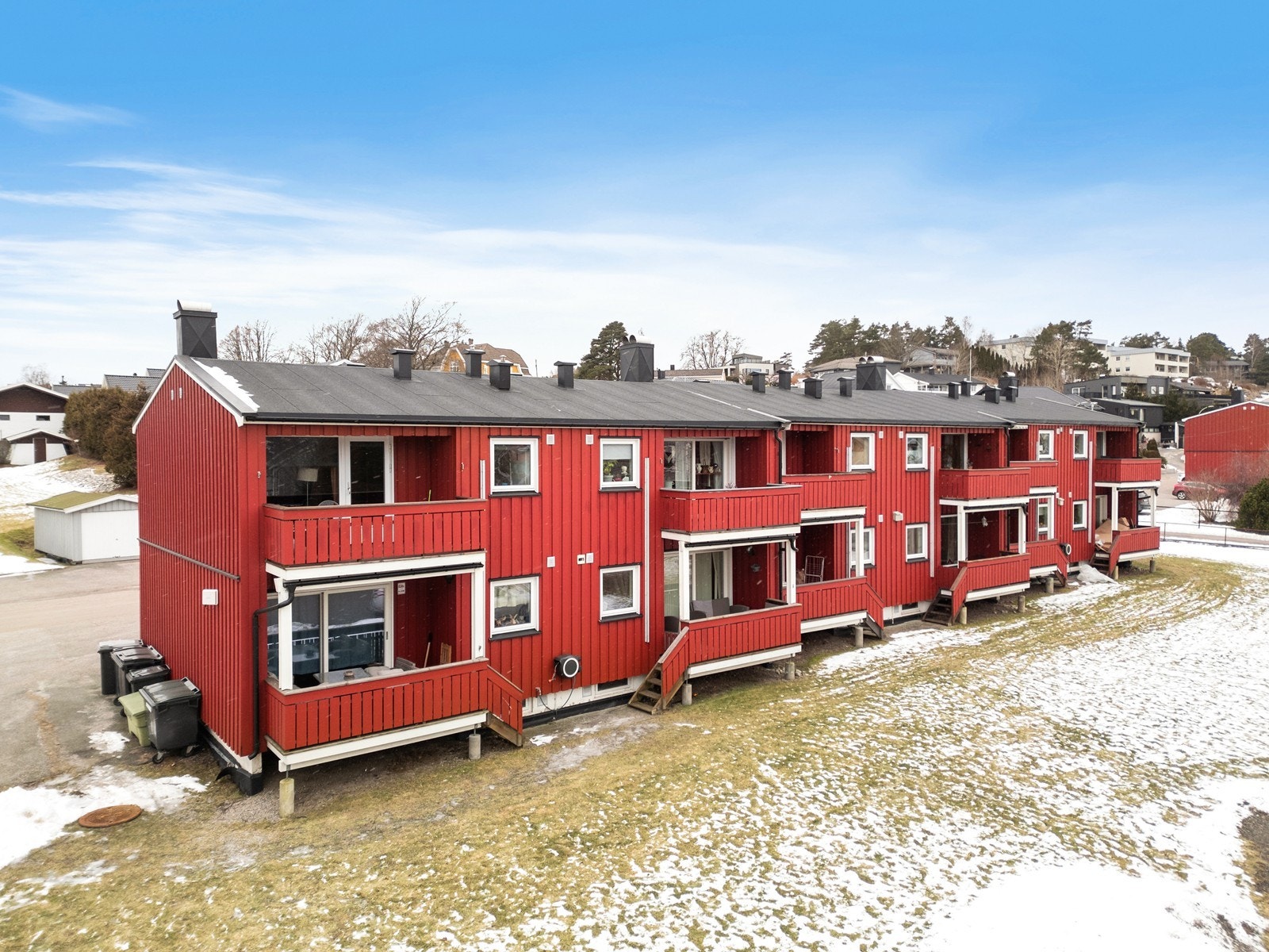 Leiligheten ligger i 2. etasje og er en del av Jutulveien Borettslag, som består av flere rekkeboliger, med fire enheter i hvert bygg, oppført i 1965. Galleribilde