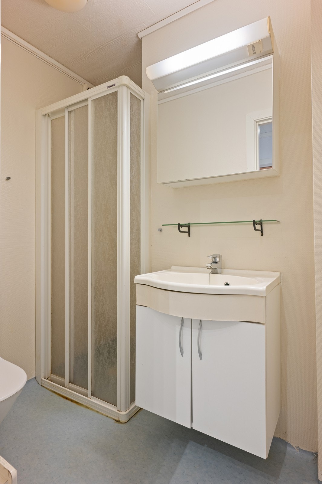 Rommet har panelovn som varmekilde, og det er ventilasjon via elektrisk vifte. Badet har flere avvik i forhold til dagens krav til standard for våtrom. Galleribilde