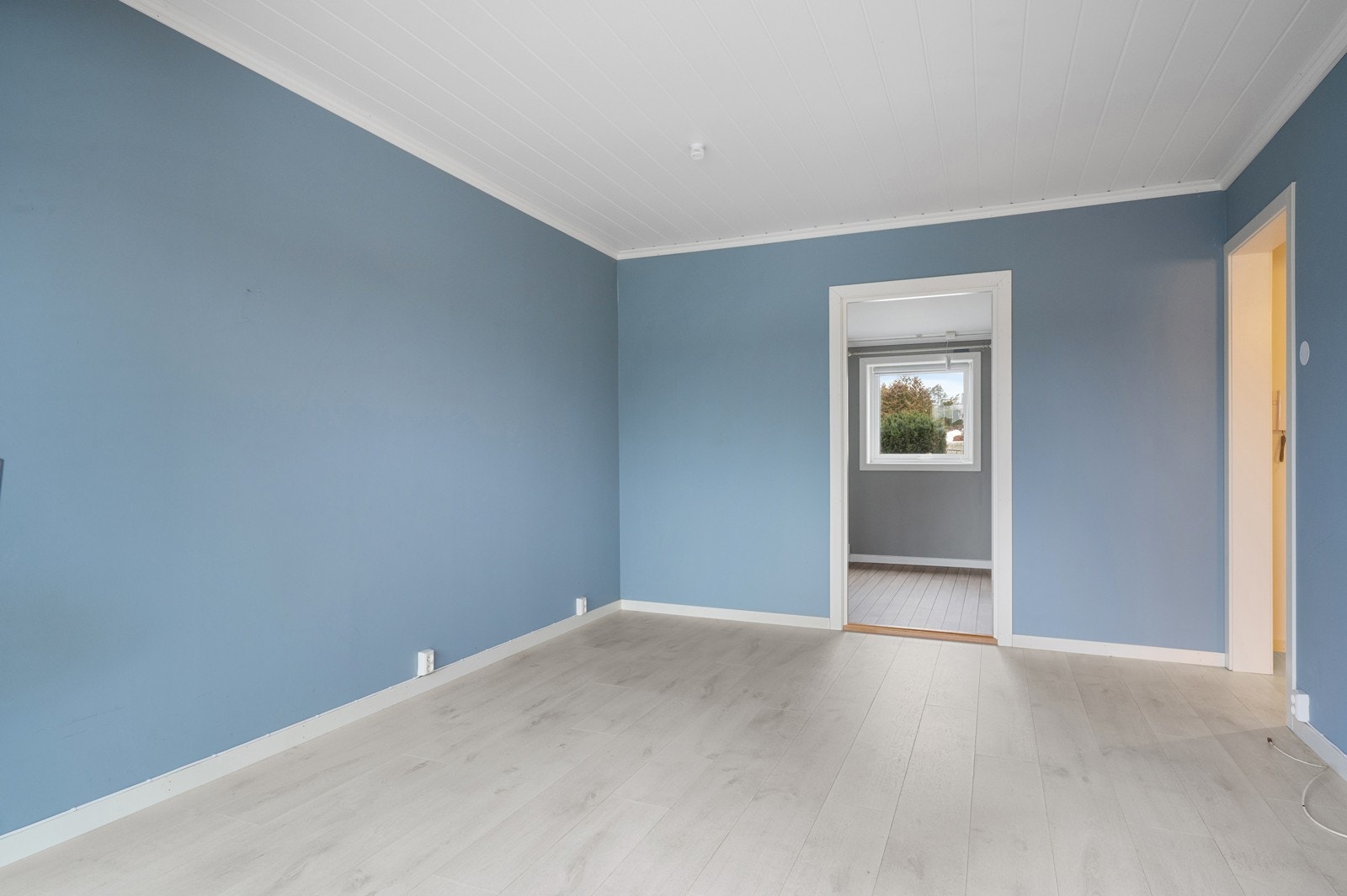 Gjennomgående laminatgulv i gang, stue og kjøkken, gir et helhetlig inntrykk i oppholdsrommene. Galleribilde