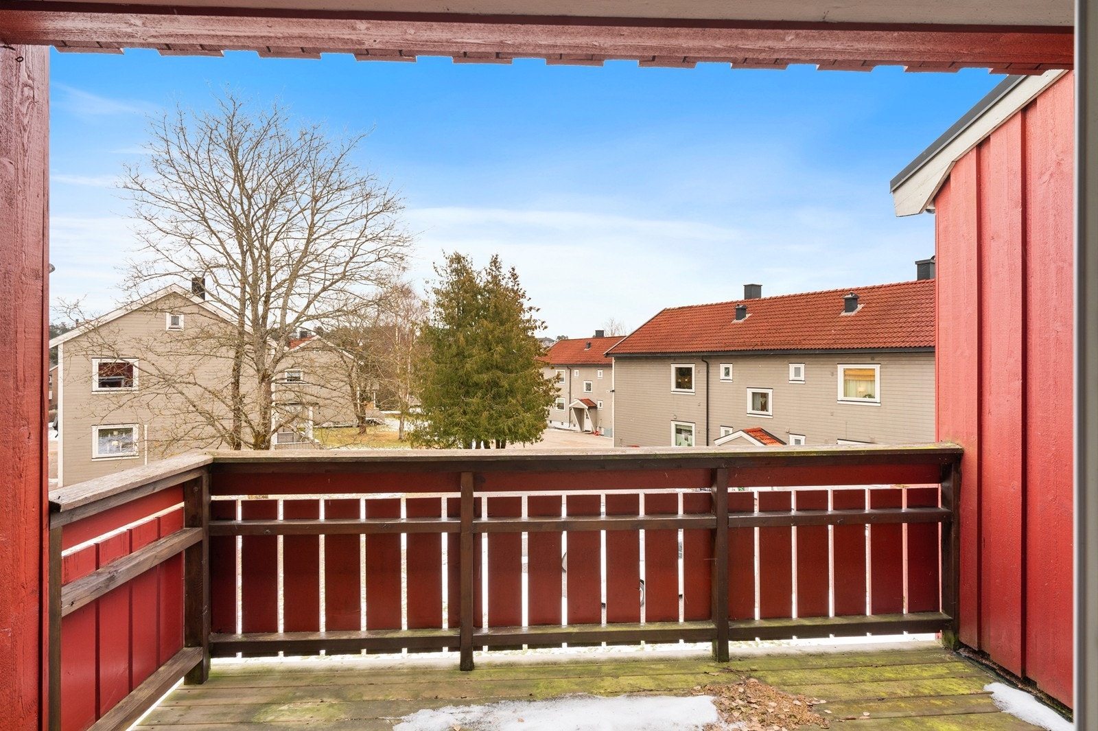 Fra balkongen har du utsyn over borettslagets rolige og etablerte fellesområder. Galleribilde