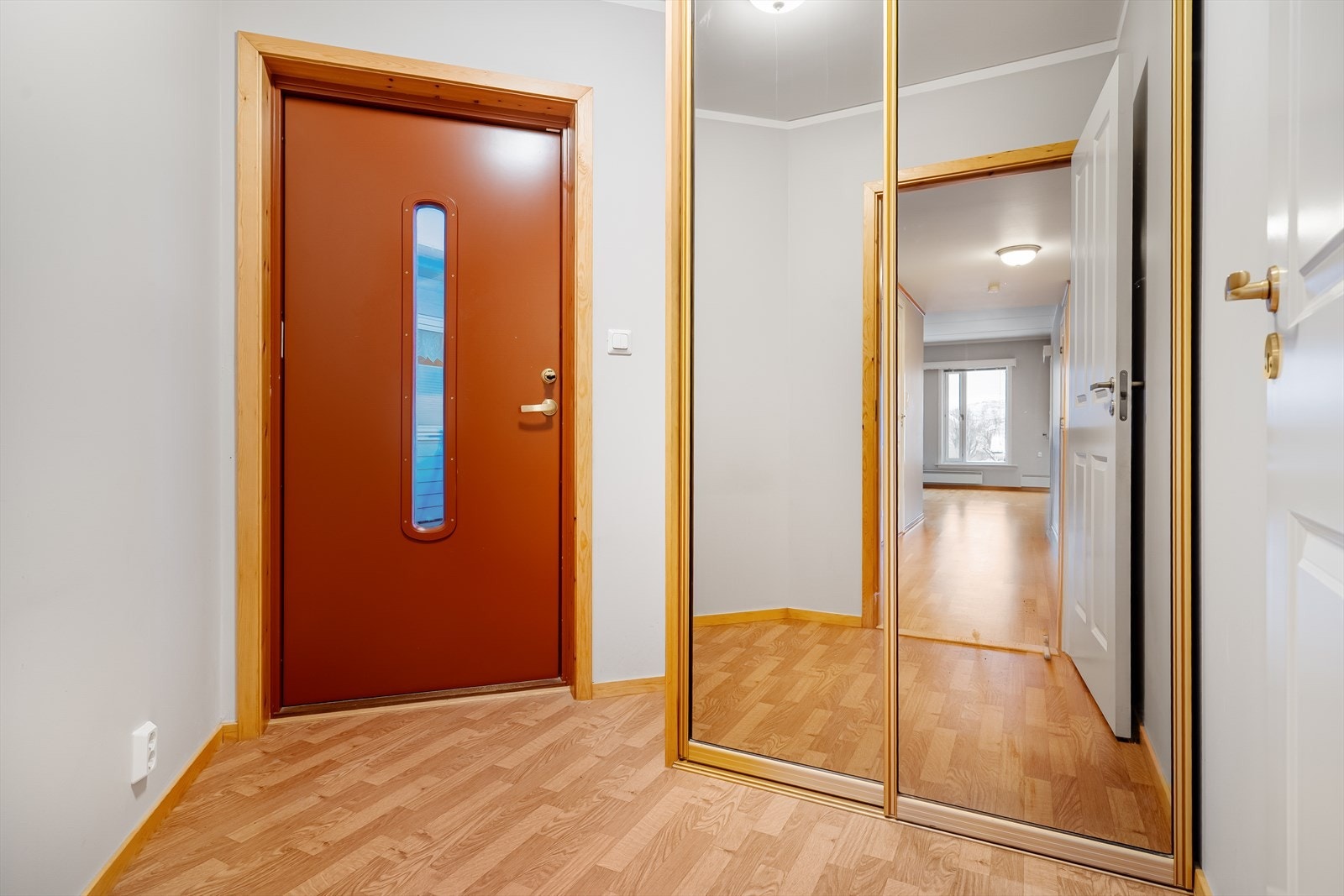 Entre/ gang fra baksiden av bygget. Galleribilde