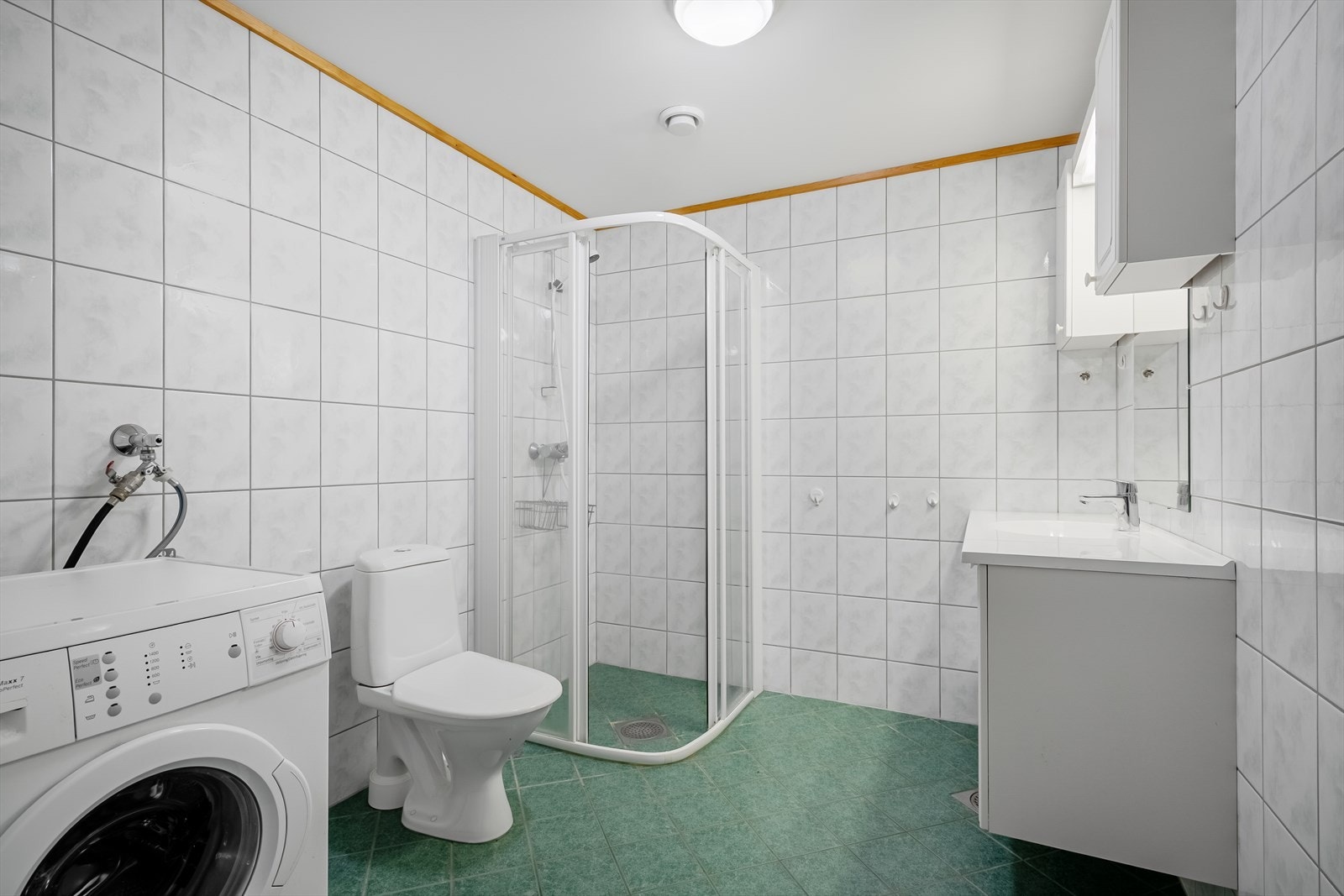 Flislagt bad med god plass for oppbevaring. Galleribilde