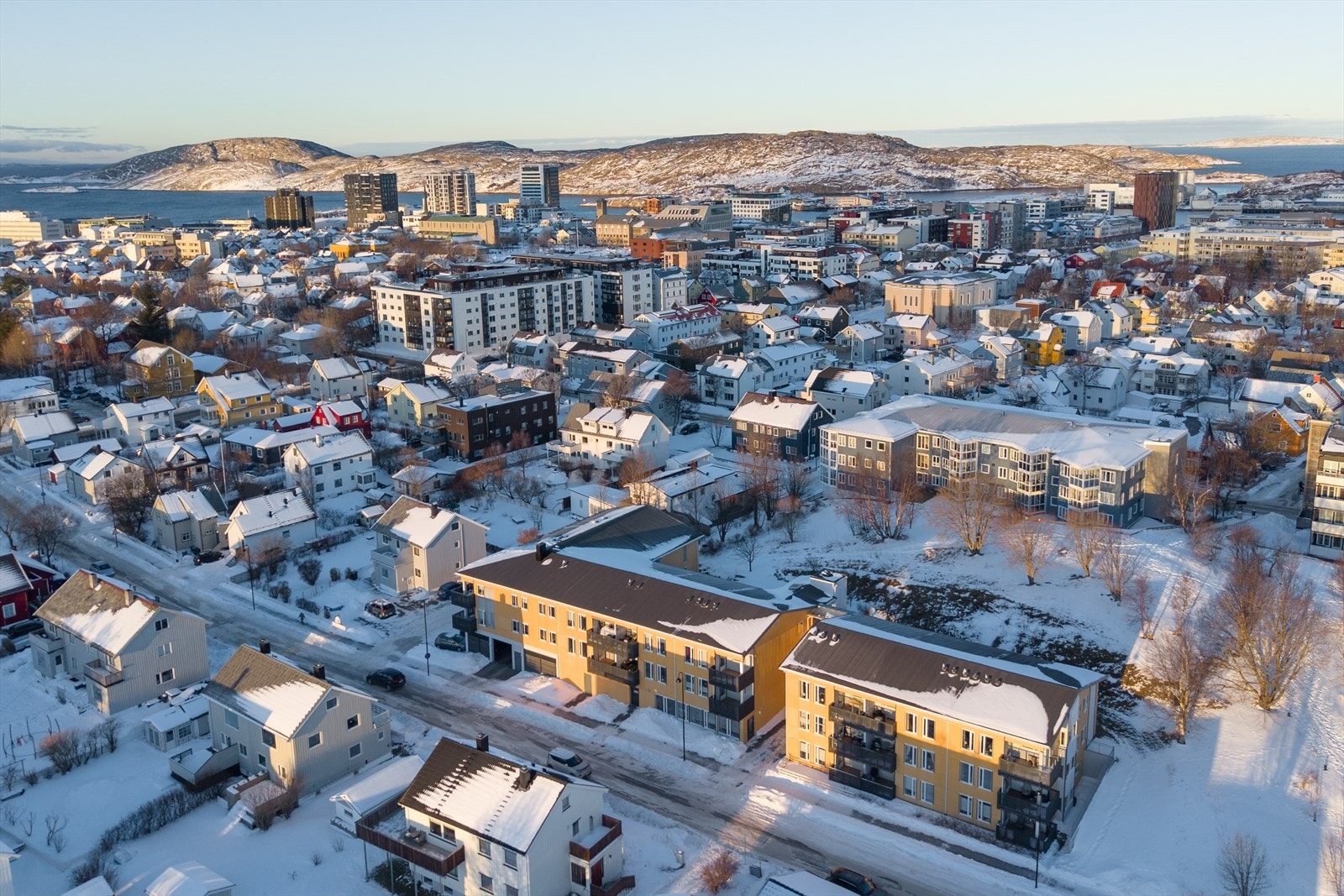 Kort vei ned til blant annet sentrum der du kan finne flere butikker, restauranter og cafeer. Galleribilde