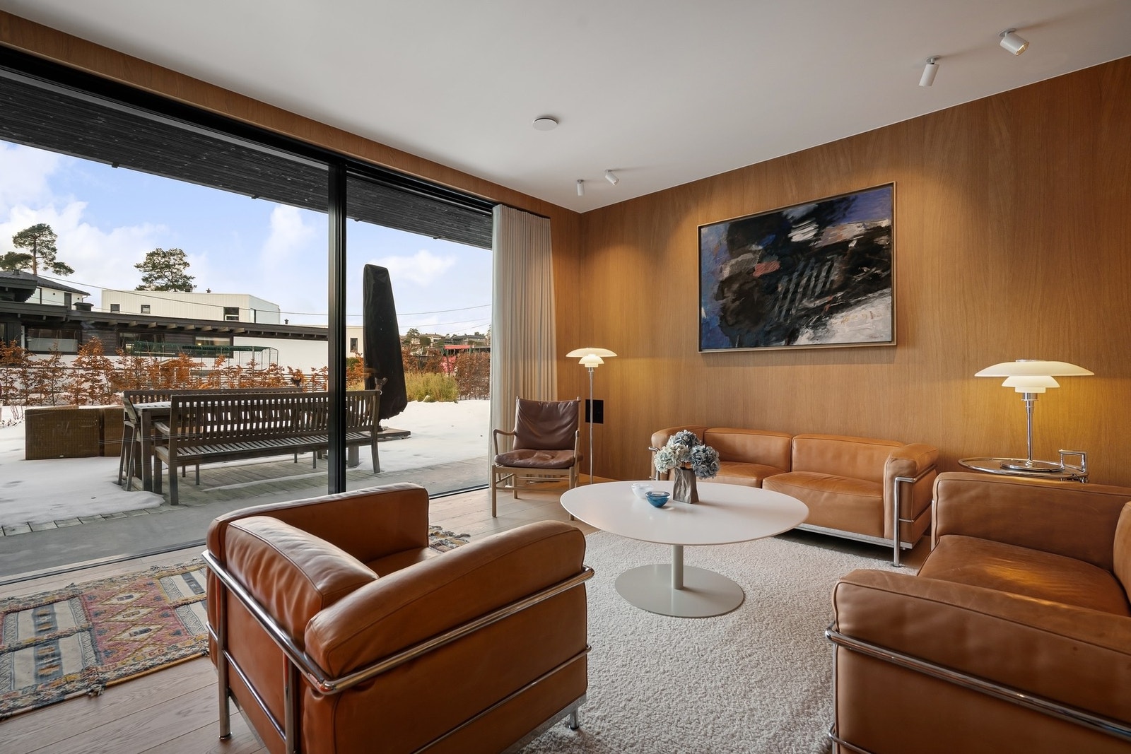 Fra stuen er det utgang til en terrasse Galleribilde