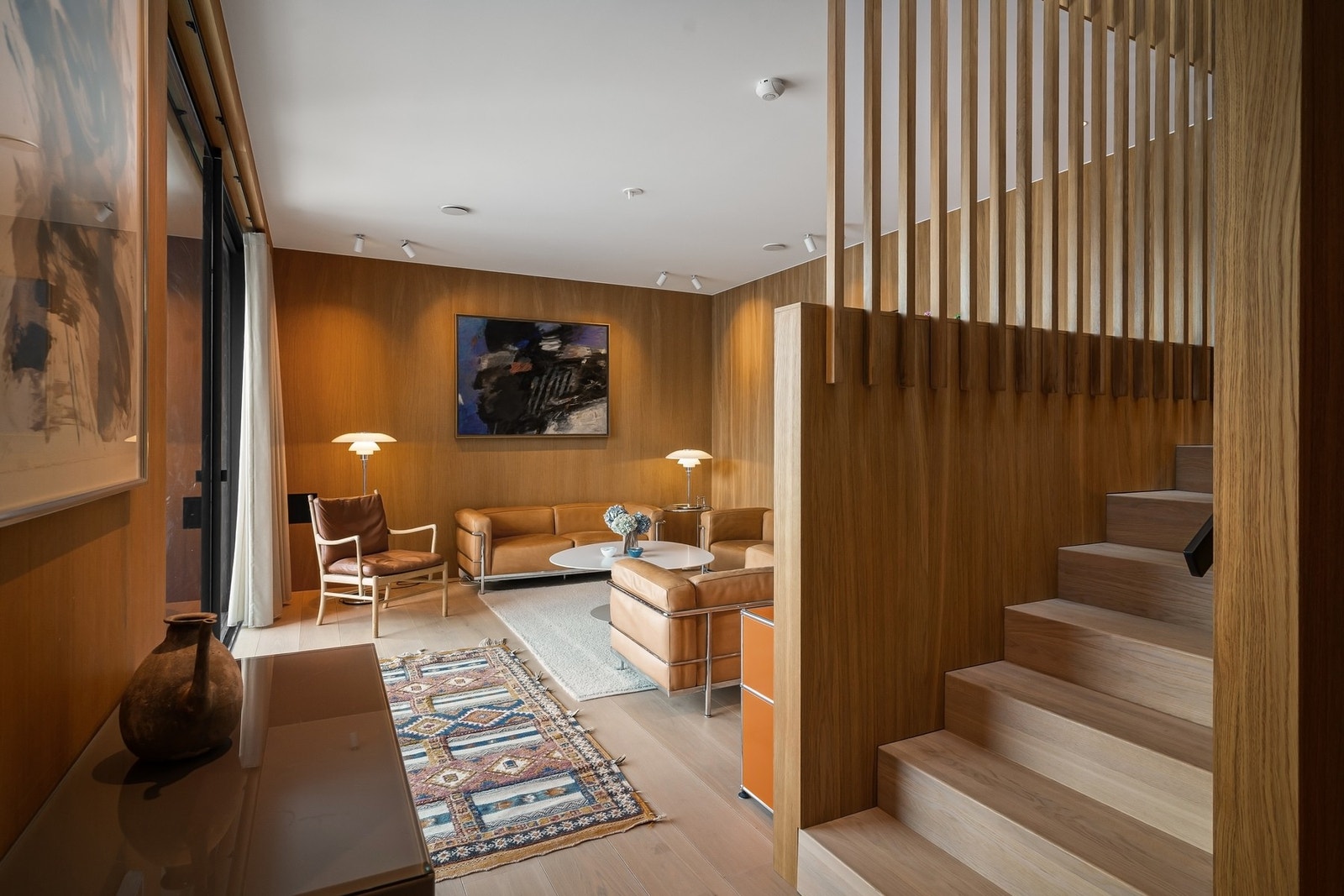 Boligen har gjennomgående materialvalg med betong, trepaneler og heltre parkett Galleribilde