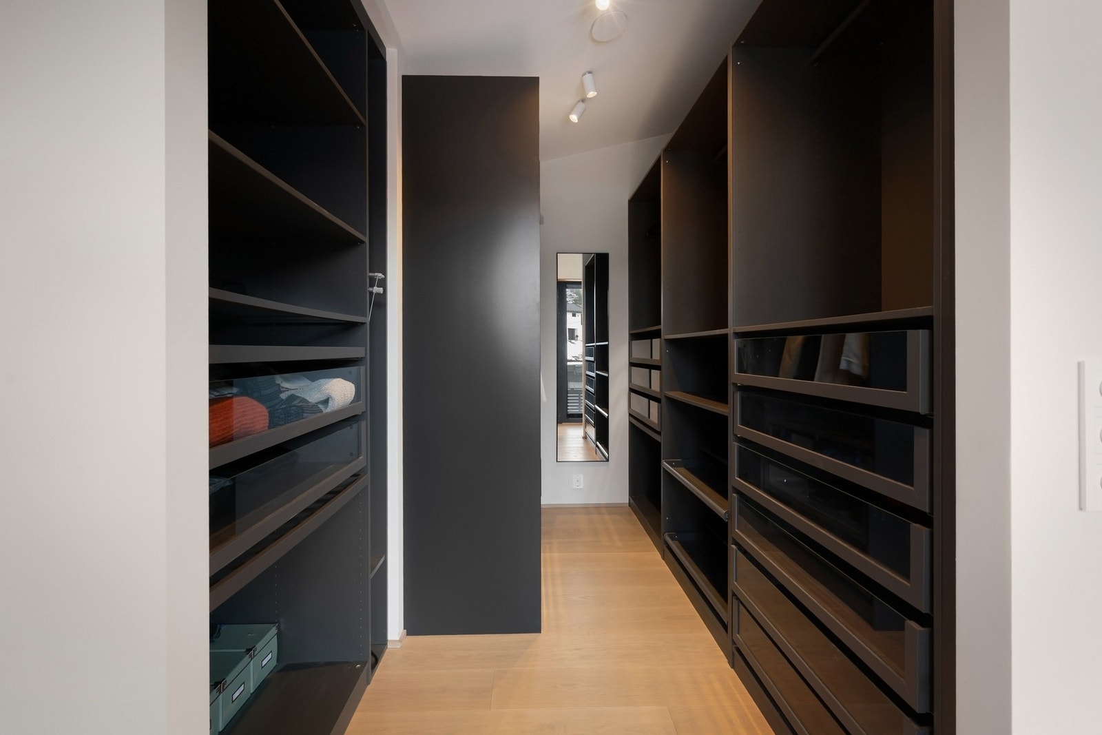 Walk-in closet med mye oppbevaringsplass Galleribilde