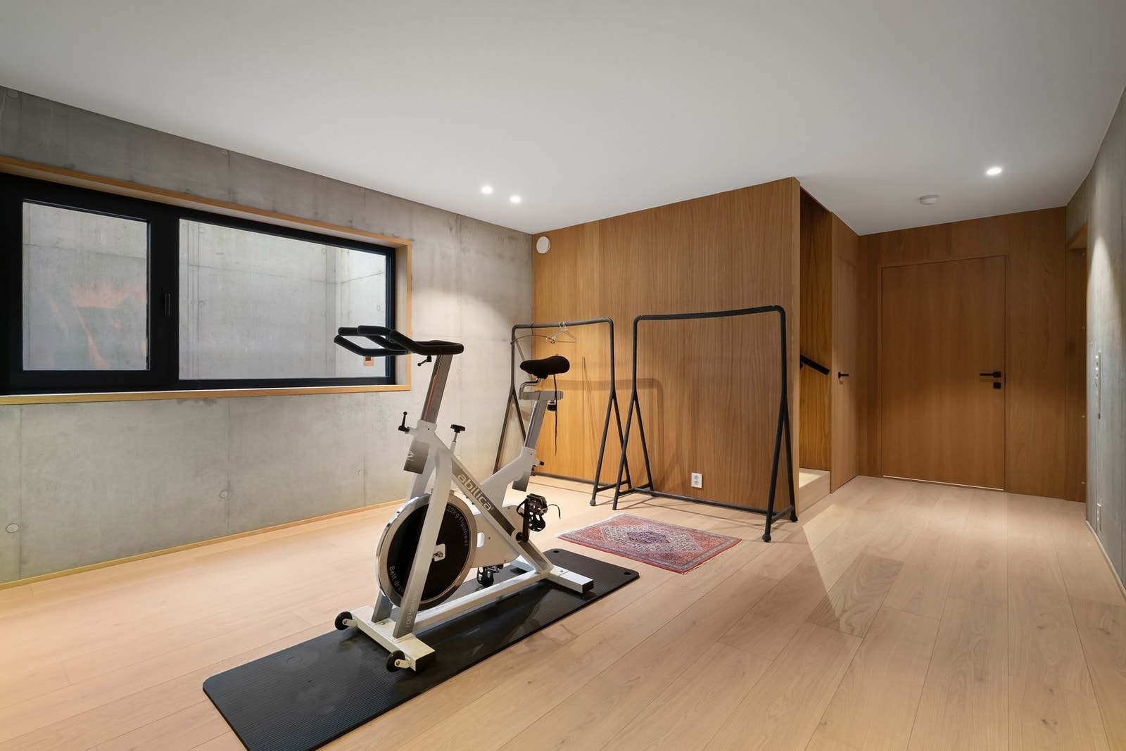 Stort rom i kjeller med utgang til trapp (ikke godkjent for varig opphold) Galleribilde