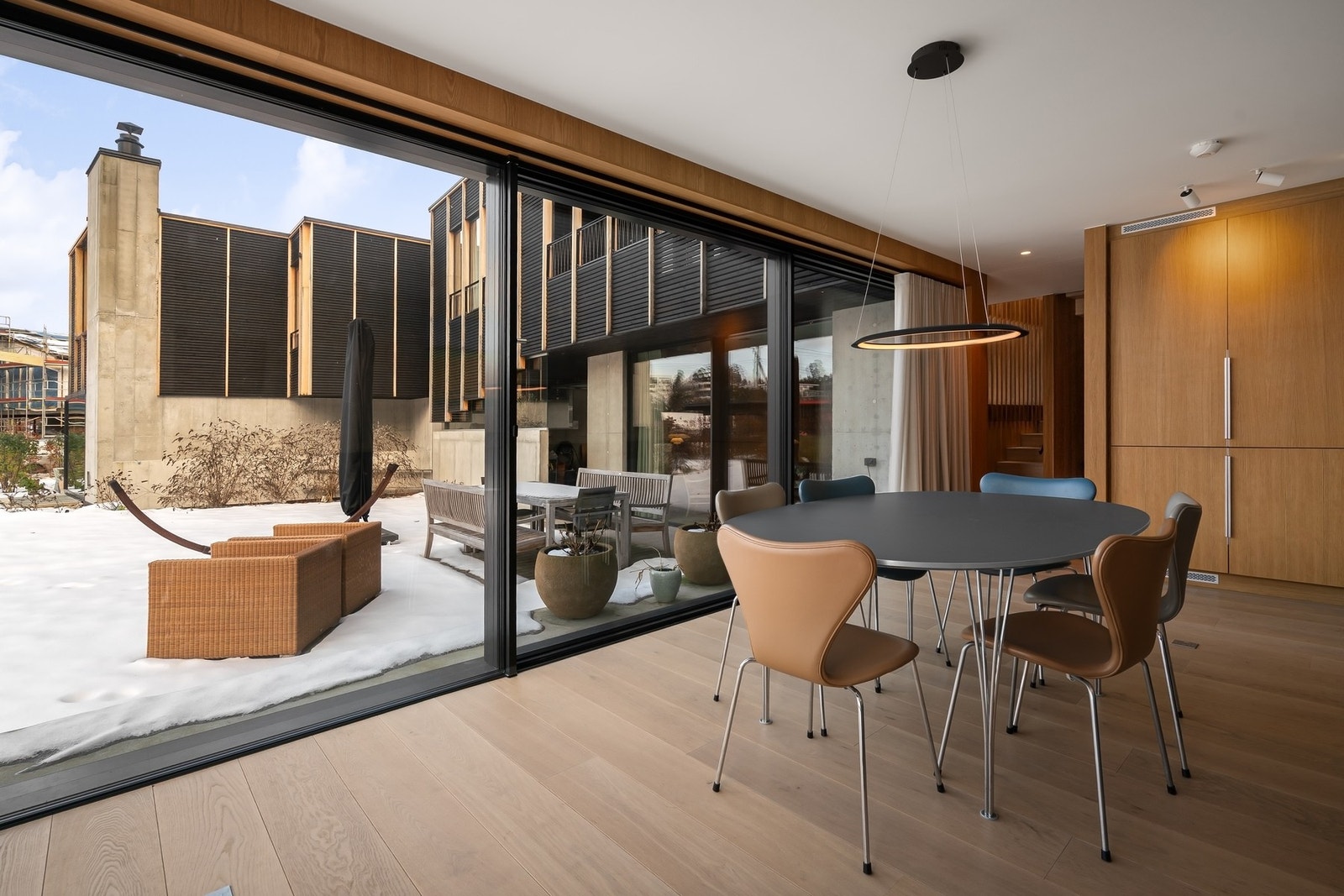 Boligen har sømløse overganger mellom ute og inne Galleribilde