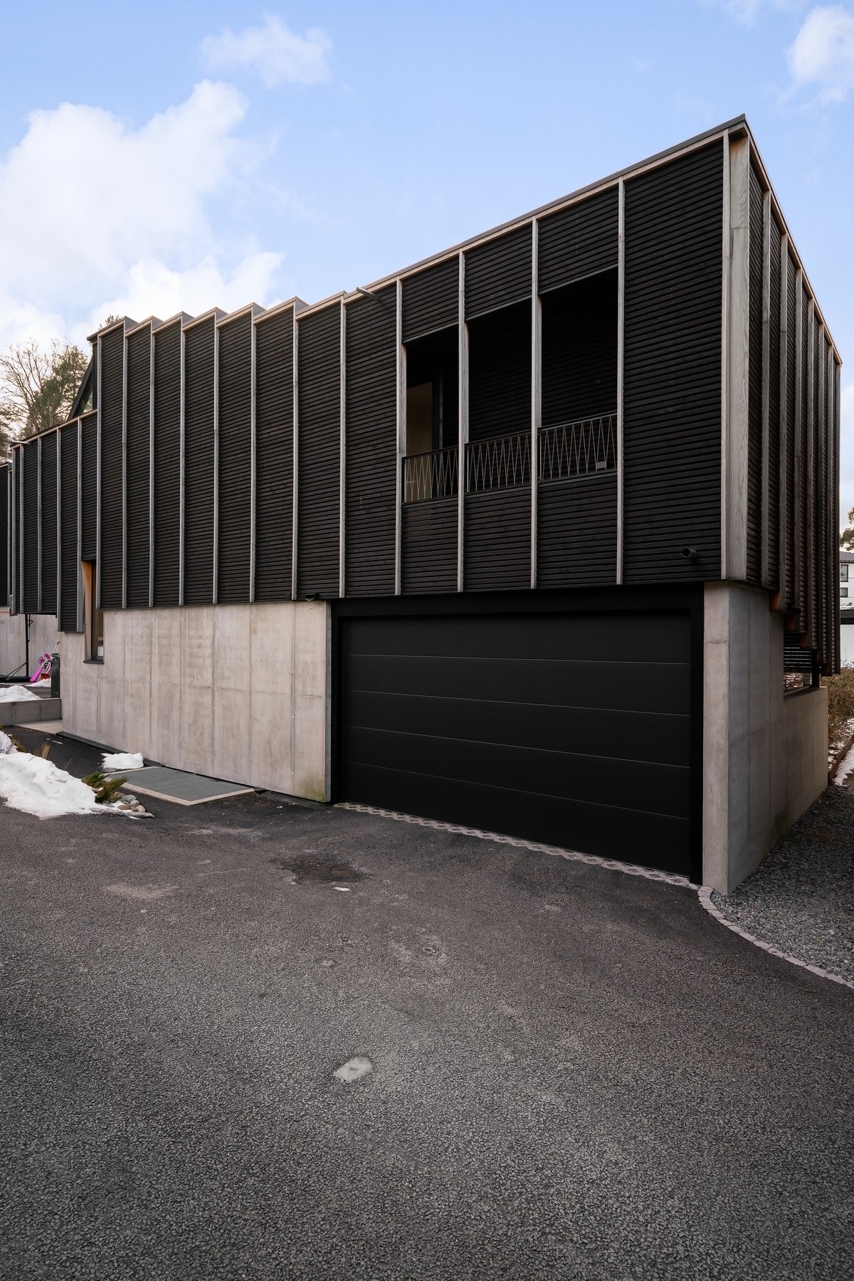 Carport med plass til to biler, samt lader for elbil. Ellers parkering på asfaltert gårdsplass Galleribilde