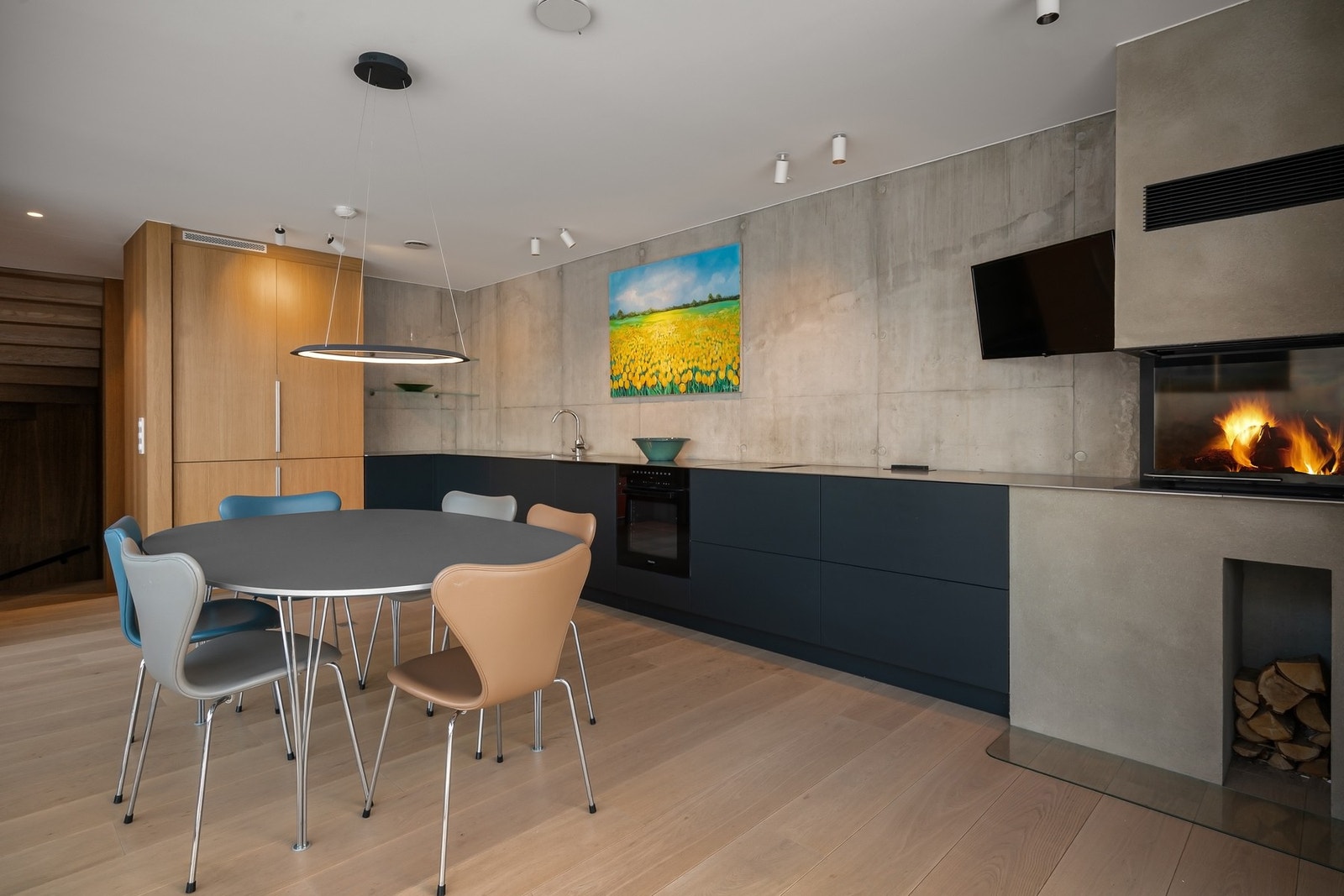 Moderne kjøkken med glatte fronter og benkeplate i metall Galleribilde