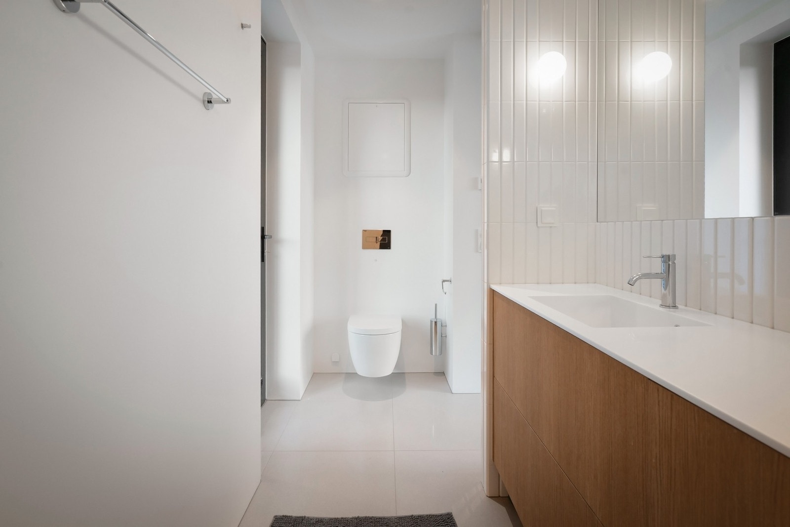 Stort bad tilknyttet hovedsoverommet og med utgang til balkong Galleribilde