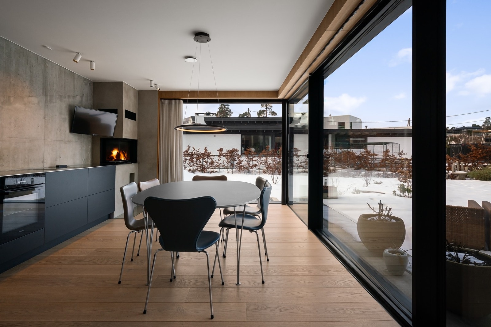 Det er montert peis med innsats i benkehøyde på kjøkkenet Galleribilde