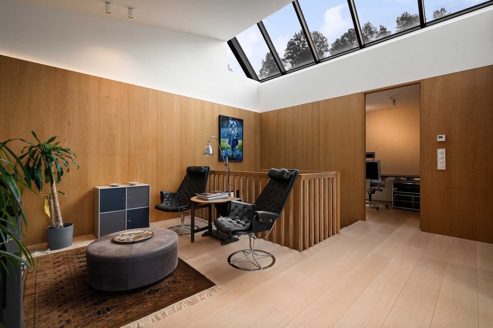 Stue i 2.etg med god plass til sofagruppe og øvrig møblement Galleribilde