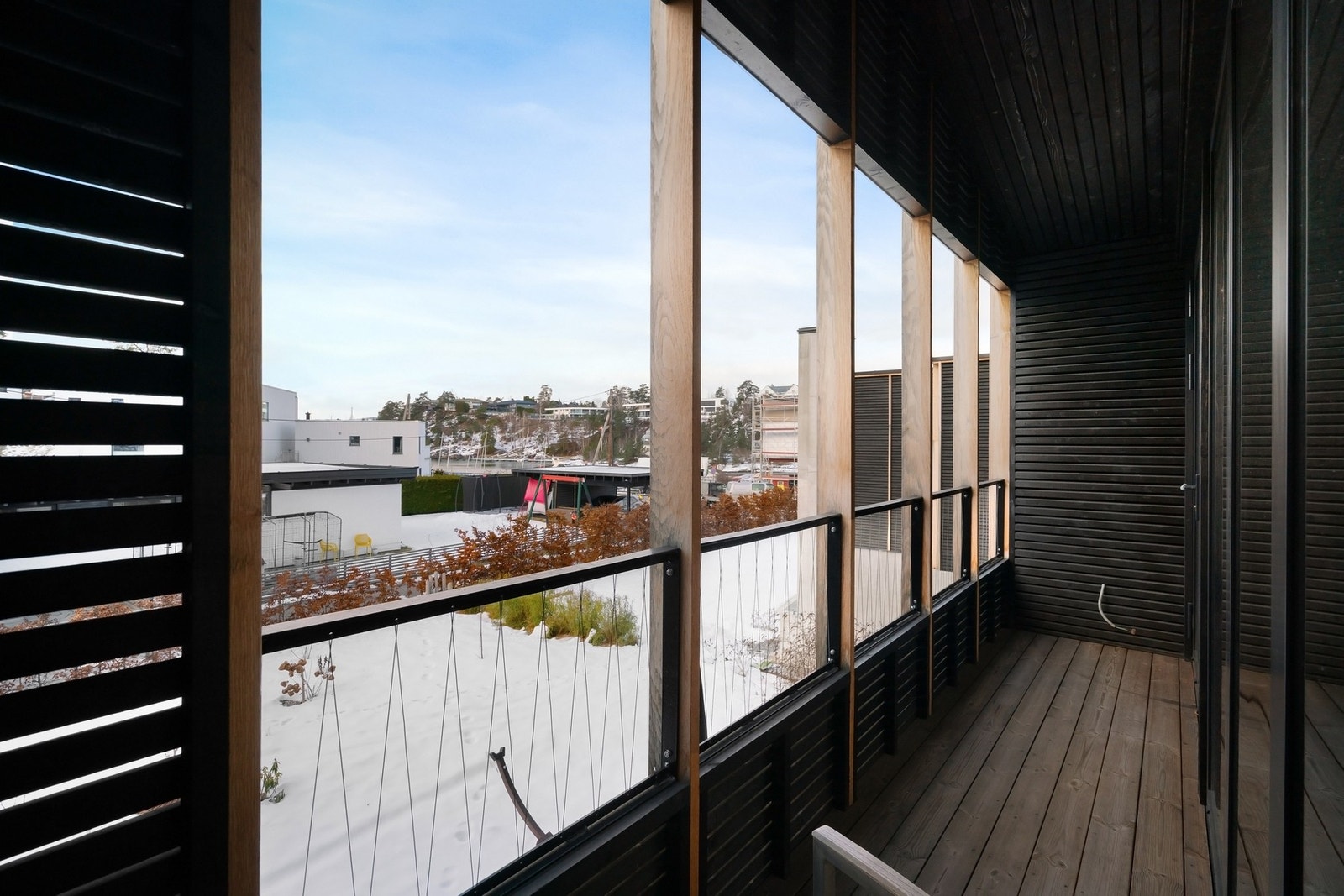 Fra stuen i 2.etasje er det utgang til balkong med flott utsikt mot Hundsundet Galleribilde