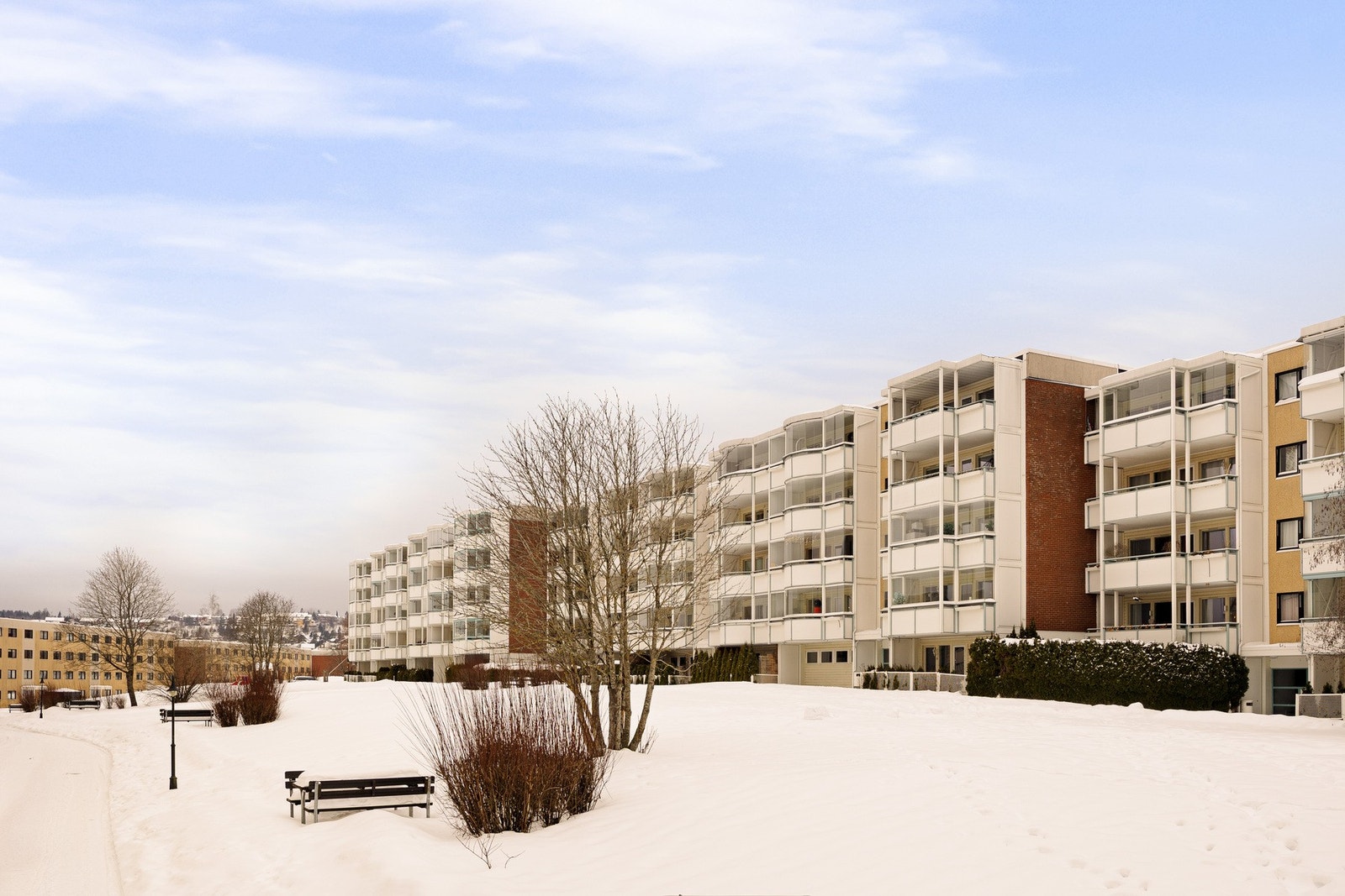 Borettslagets fellestomt er pent opparbeidet med grøntområder og asfalterte internveier. Galleribilde