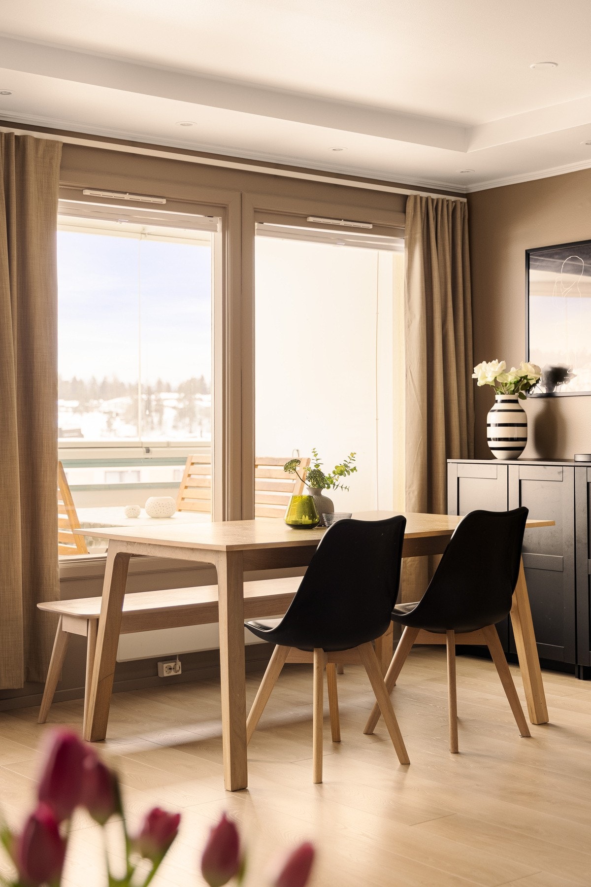 Store vindusflater langs den ene veggen slipper inn rikelig med naturlig lys og gir samtidig et flott, vidstrakt utsyn. Galleribilde