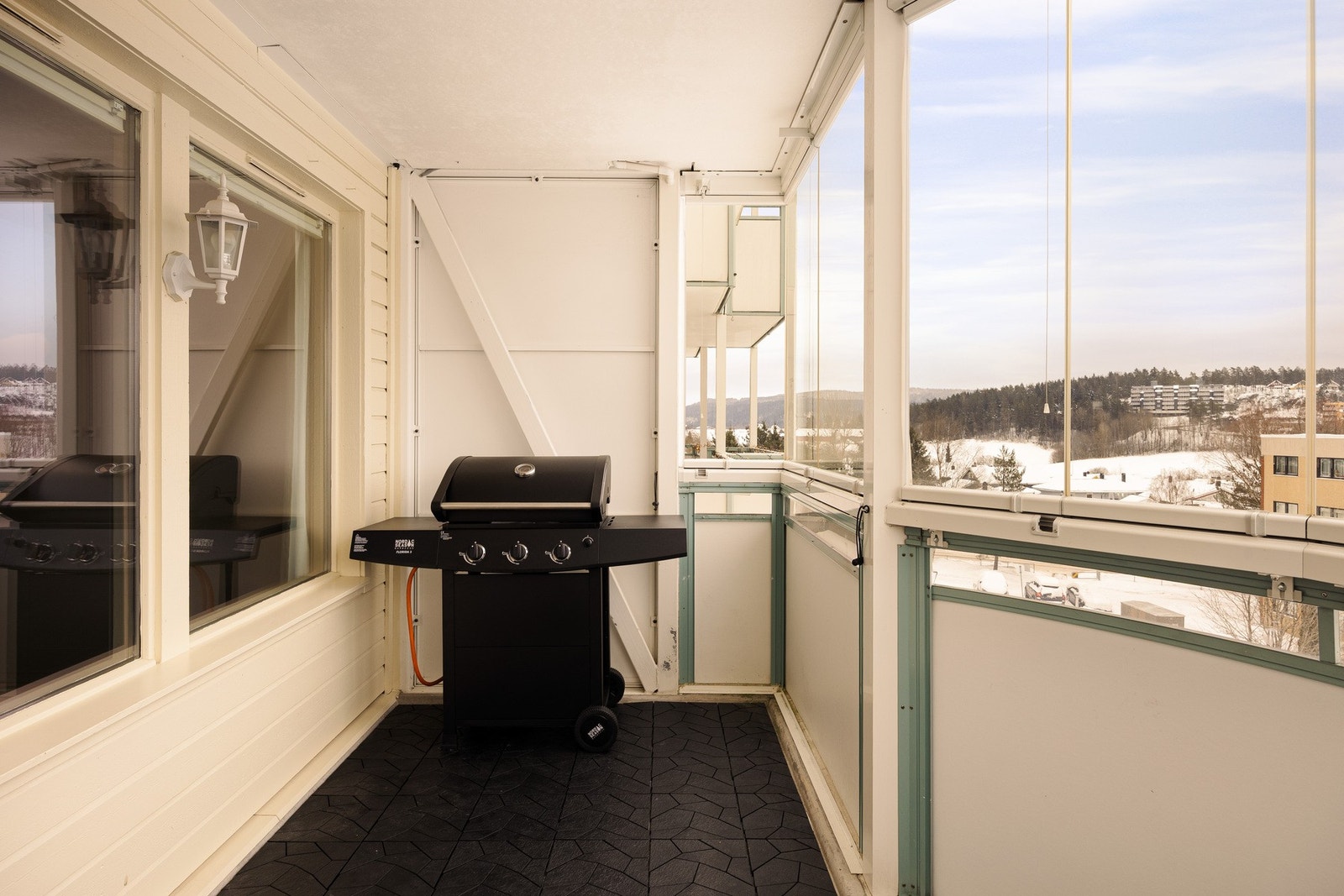 Her er det rikelig med plass til sittegruppe, planter og utemøbler, og det frie utsynet gir en behagelig ramme rundt uteplassen. Galleribilde