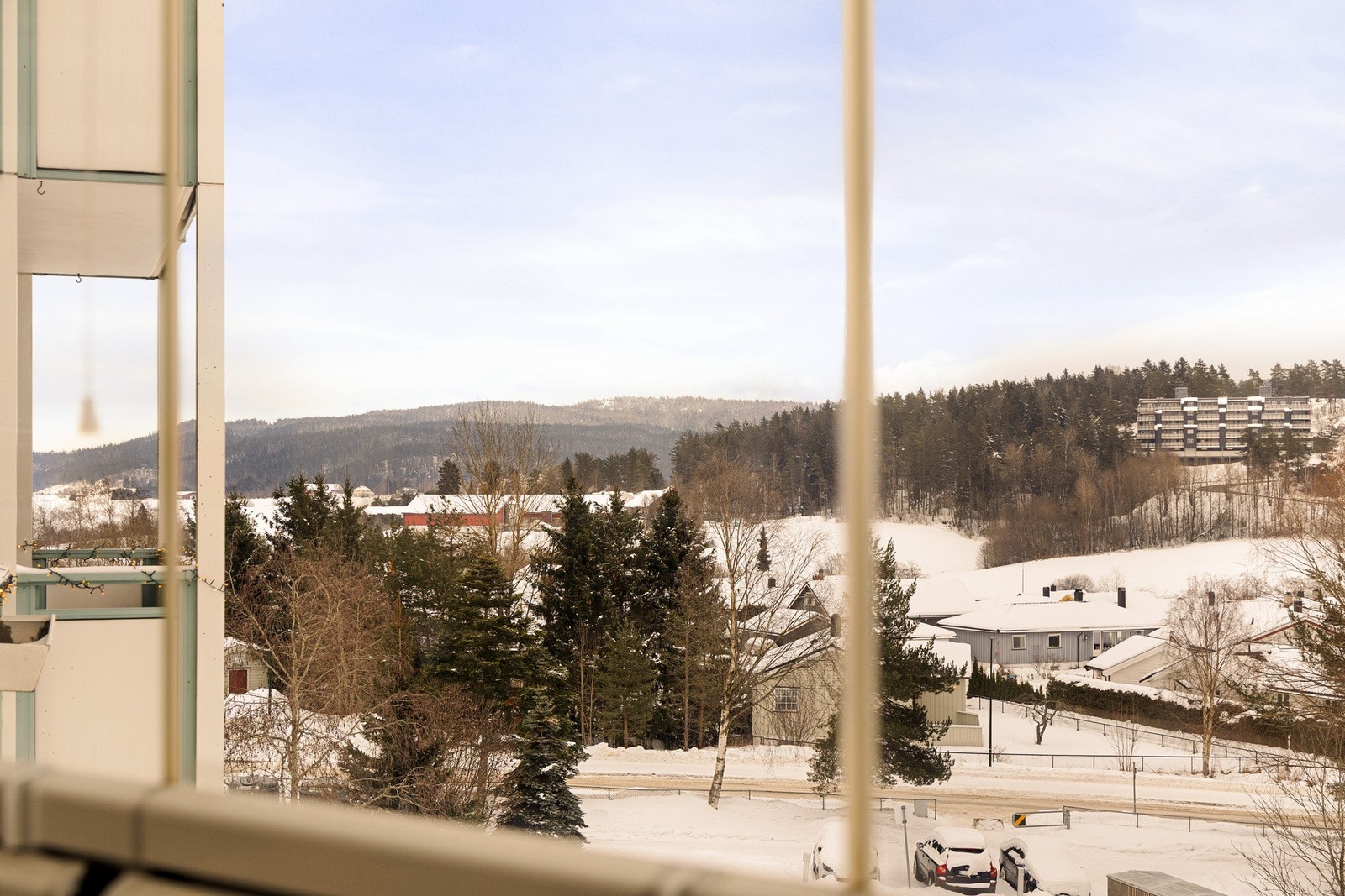 Med utsikt over nabolaget og gode solforhold ligger alt til rette for å skape din egen lille oase utendørs. Galleribilde