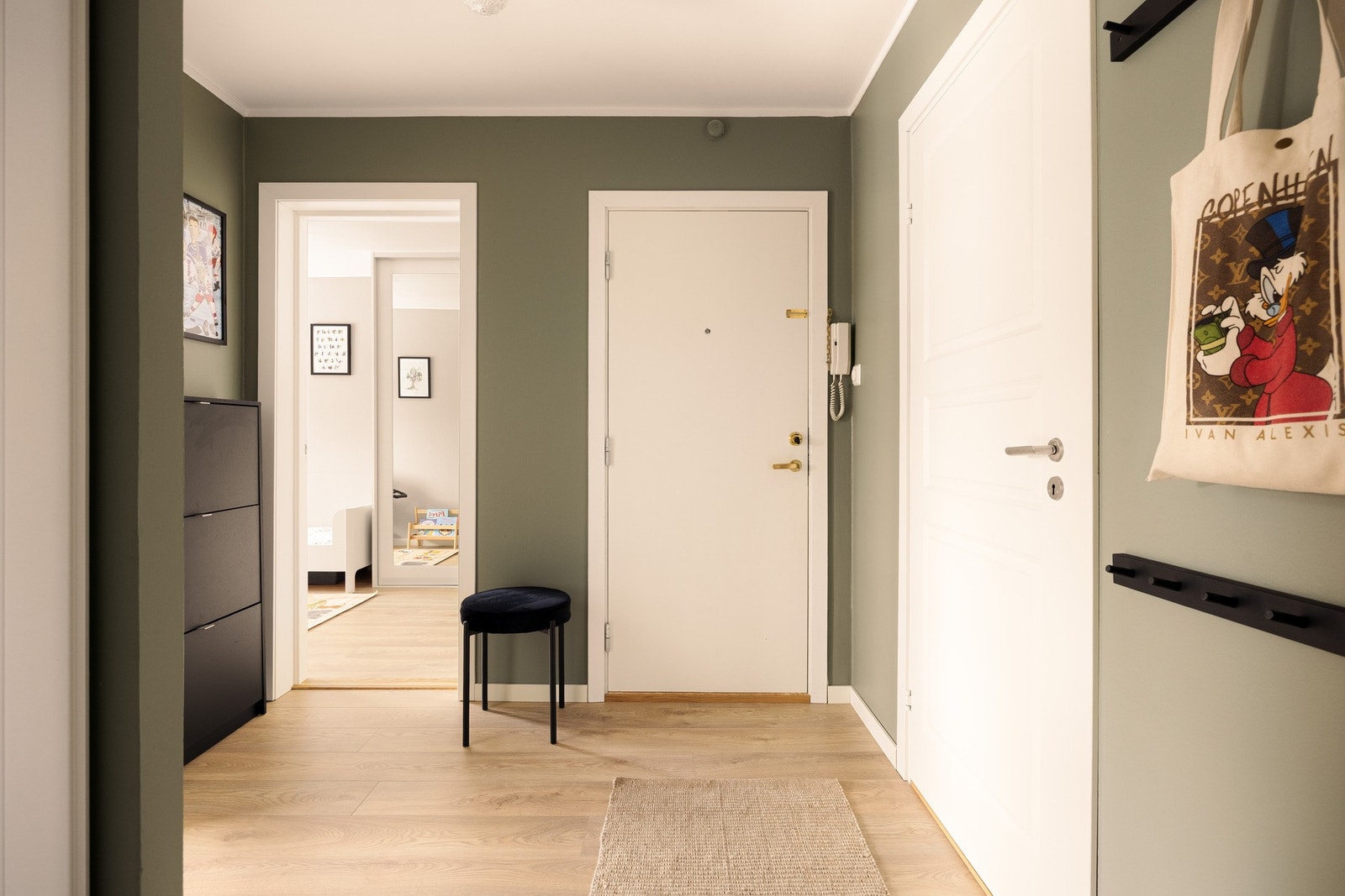 Boligen har adkomst via en ryddig og velholdt felles trappeoppgang og dørcalling som gjør det enkelt å slippe inn gjester fra gateplan. Galleribilde