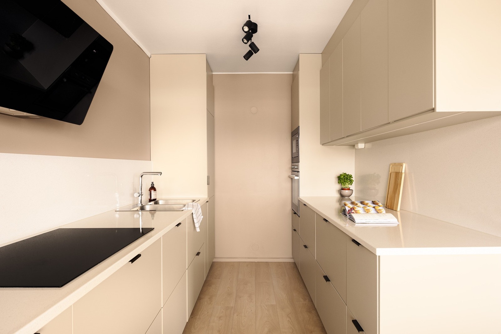 Her får du glatte, tidløse fronter kombinert med elegante benkeplater i kompositt, som gir kjøkkenet et eksklusivt og robust uttrykk. Galleribilde