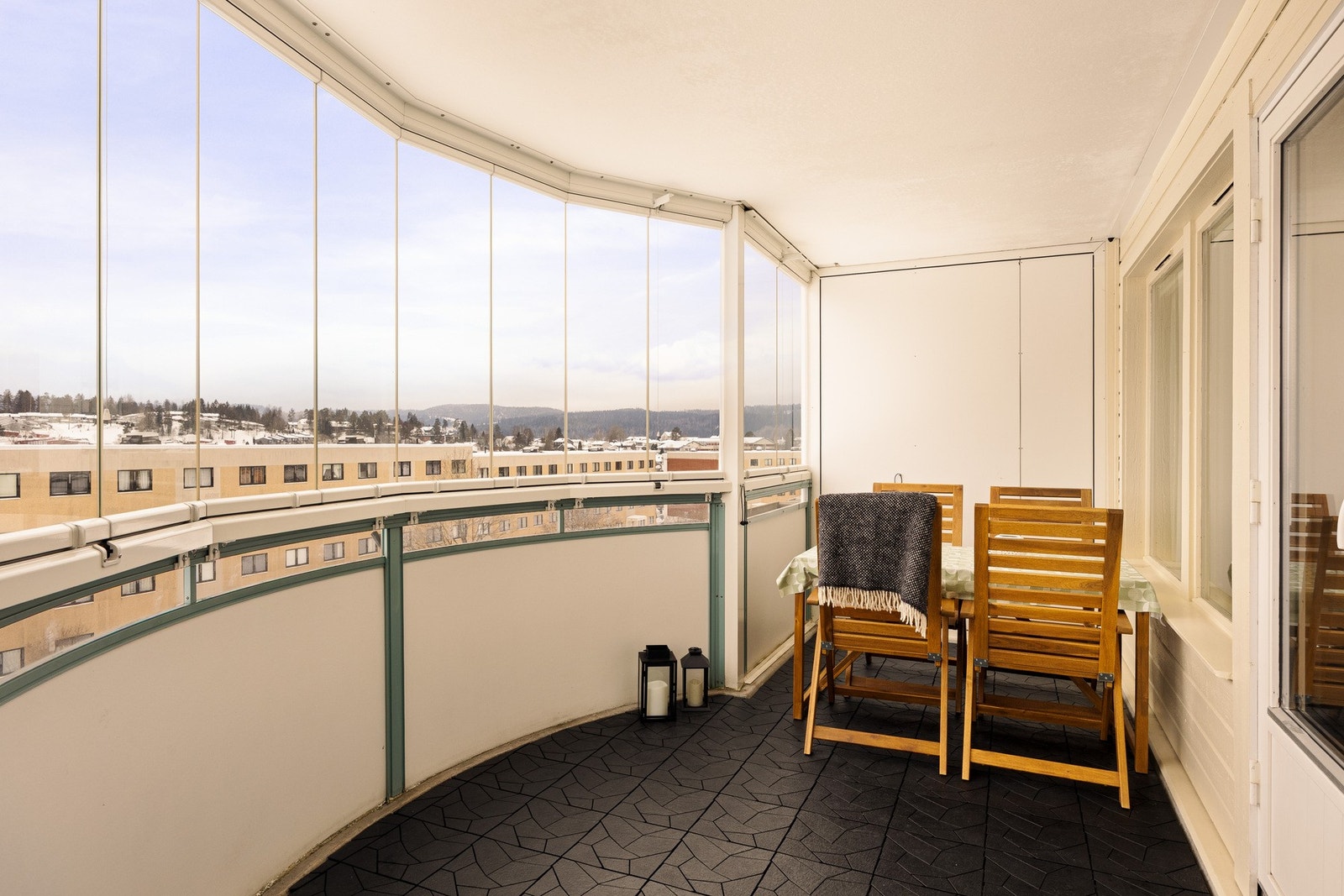 Den overbygde balkongen på ca. 15 kvm er sydvendt og byr på svært gode solforhold gjennom dagen. Galleribilde